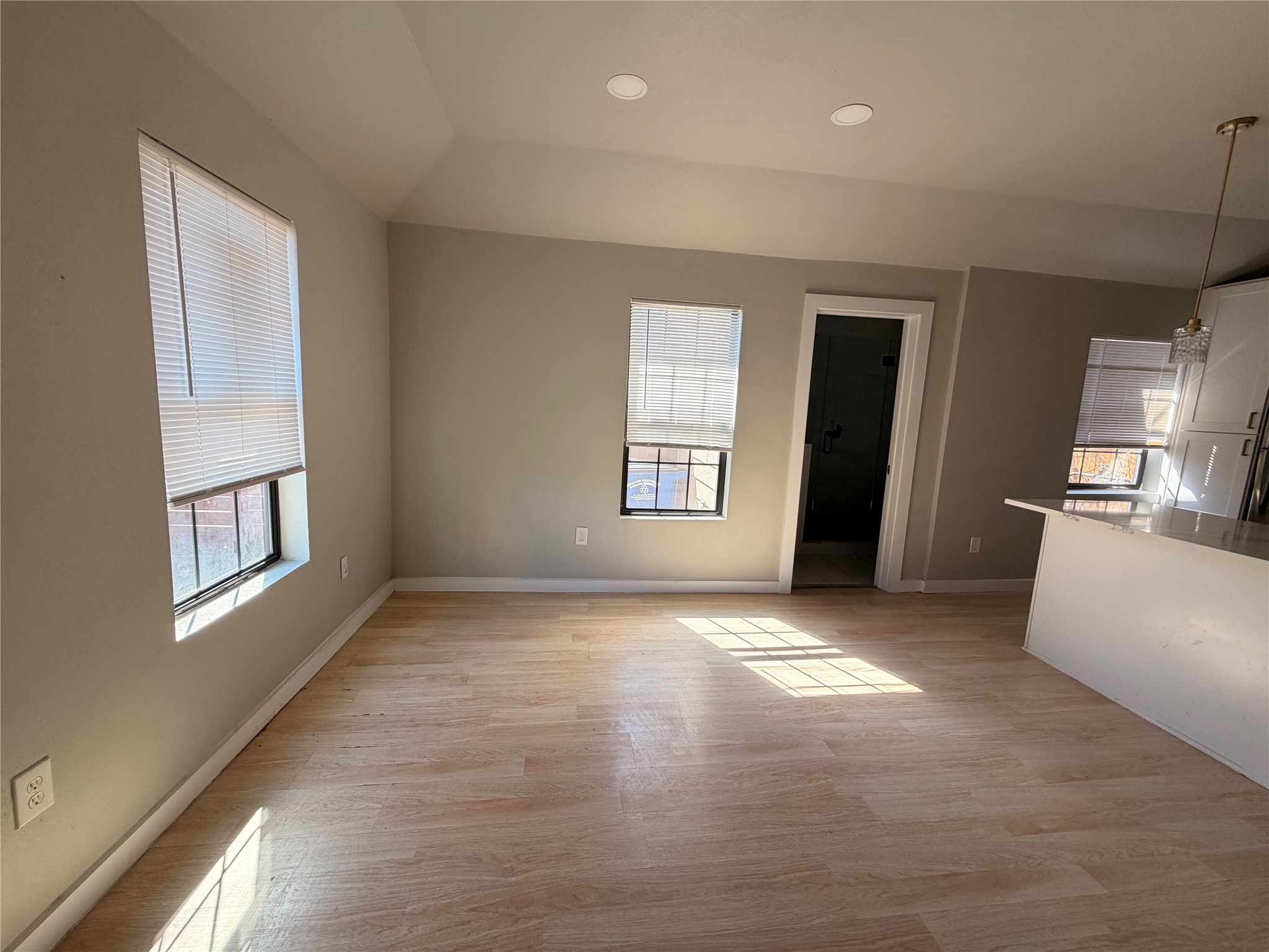 Property photo 04 of 1115 S Glasgow Drive UNIT 2, Dallas, TX 75223 | MLS #21120019