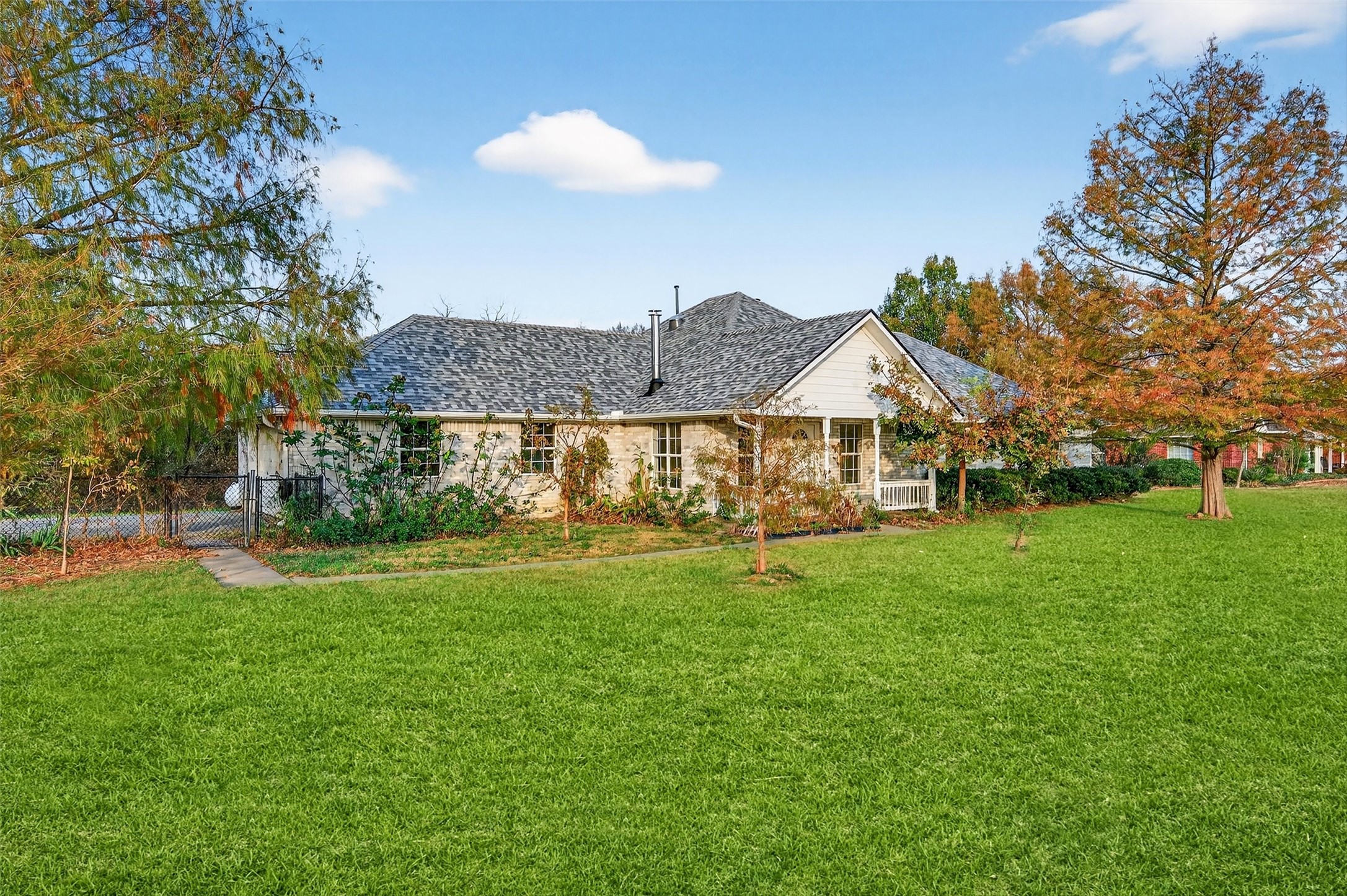 Property photo 03 of 538 Lakewood Road, Denison, TX 75020 | MLS #21120228