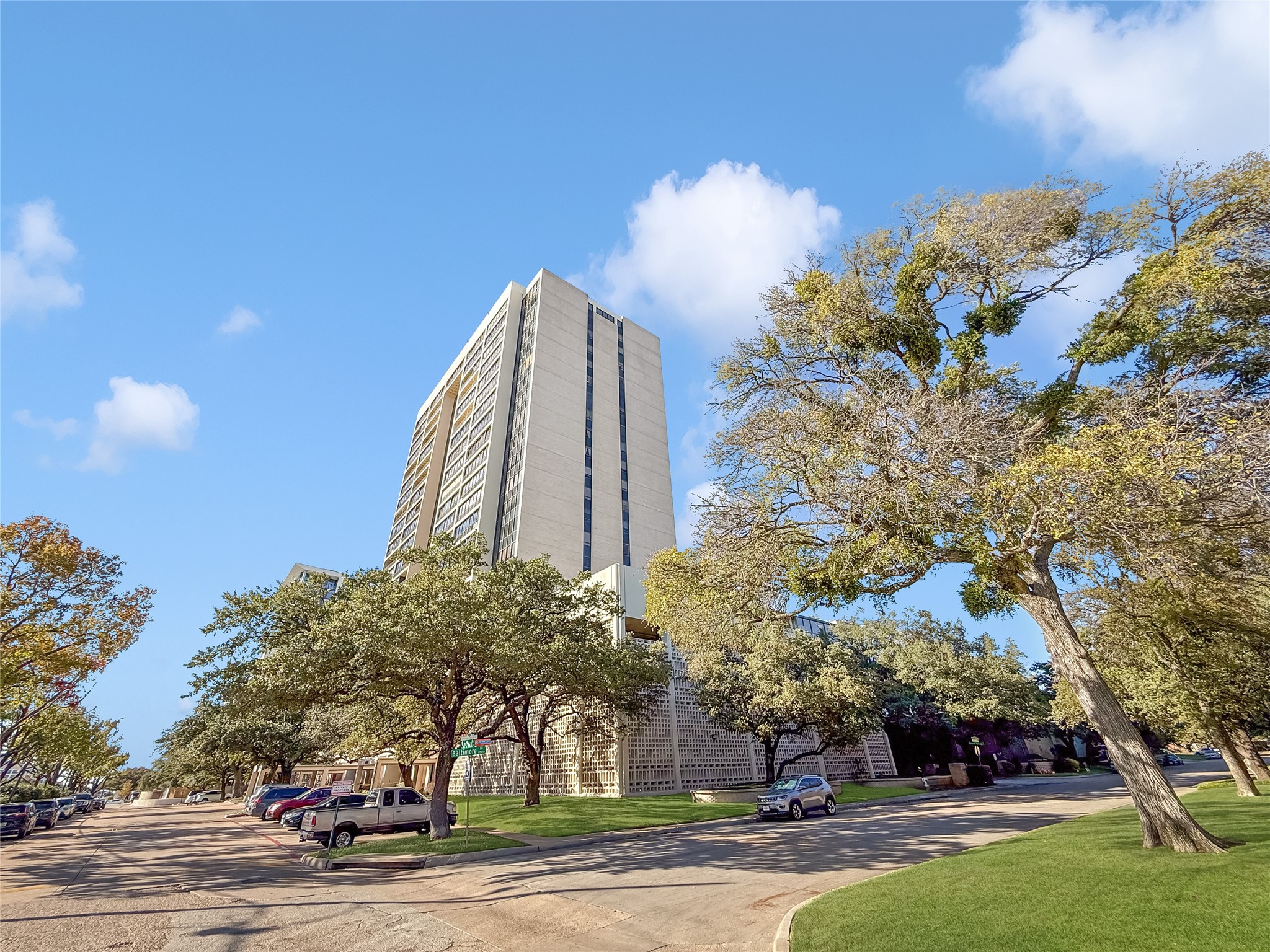 Property photo 01 of 6335 W Northwest Highway UNIT 1815, Dallas, TX 75225 | MLS #21121297