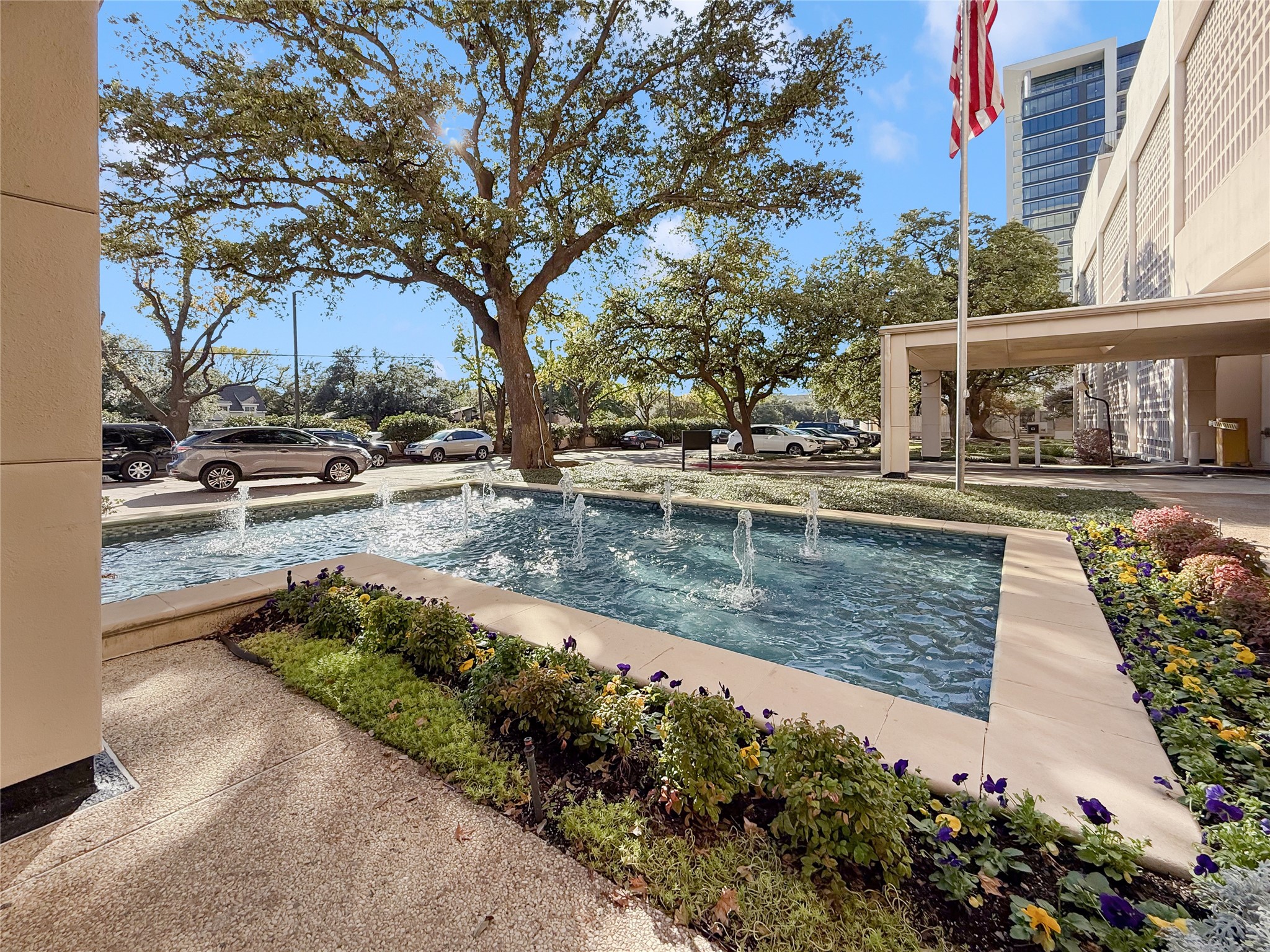 Property photo 02 of 6335 W Northwest Highway UNIT 1815, Dallas, TX 75225 | MLS #21121297