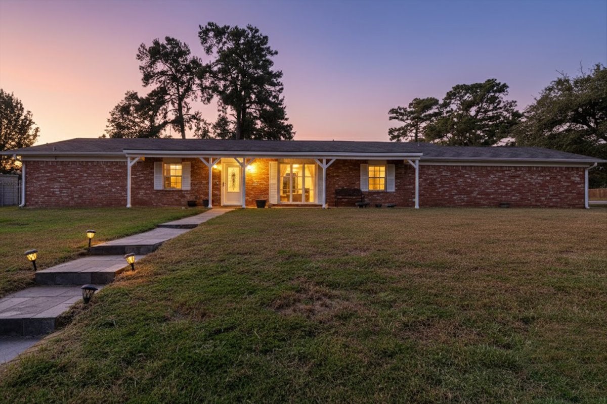 Property photo 01 of 1004 Oakwood Drive, Longview, TX 75604 | MLS #21121333