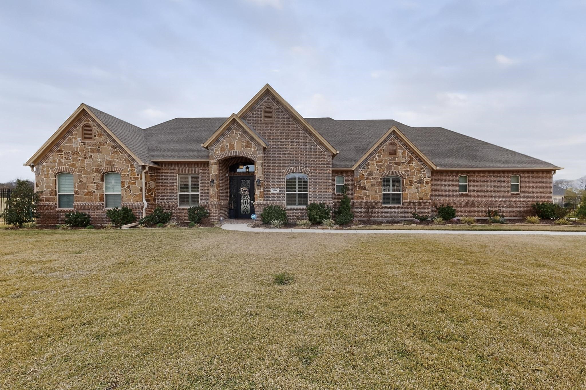 Property photo 01 of 2416 Sweeping Meadows Lane, Cedar Hill, TX 75104 | MLS #21121829