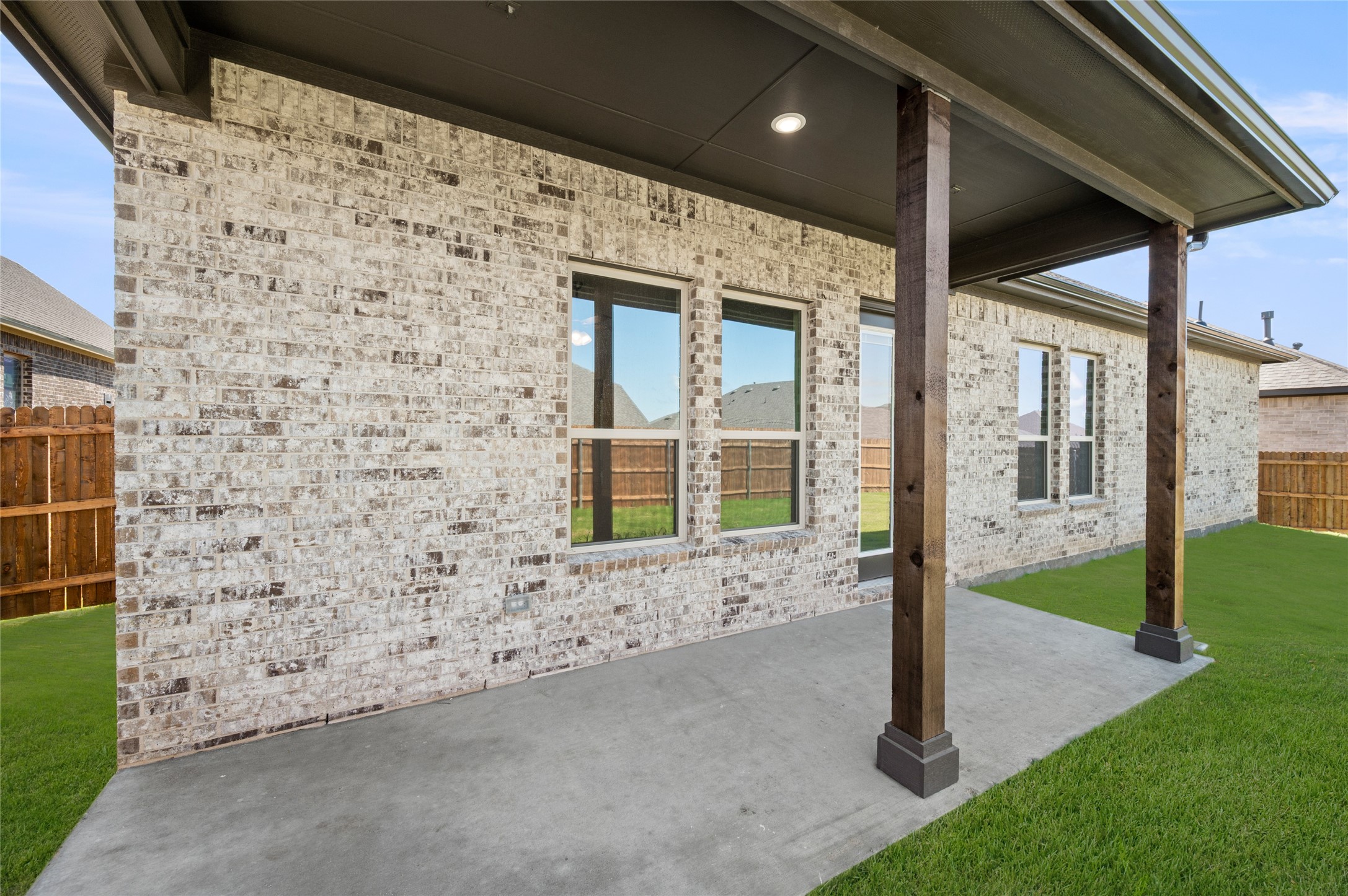 Property photo 02 of 413 Daybreak Drive, Waxahachie, TX 75167 | MLS #21122525