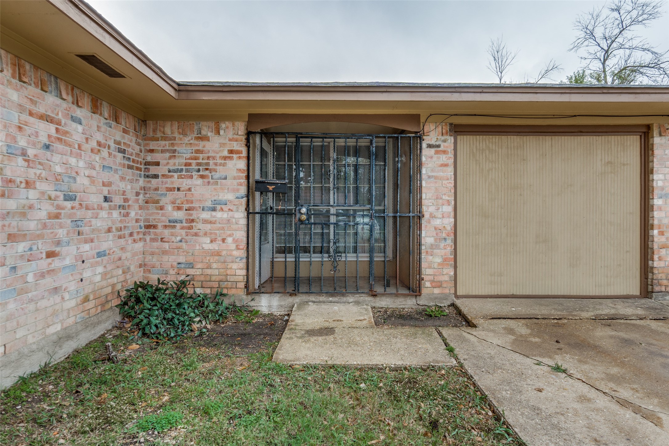 Property photo 03 of 3336 Pacesetter Drive, Dallas, TX 75241 | MLS #21123352