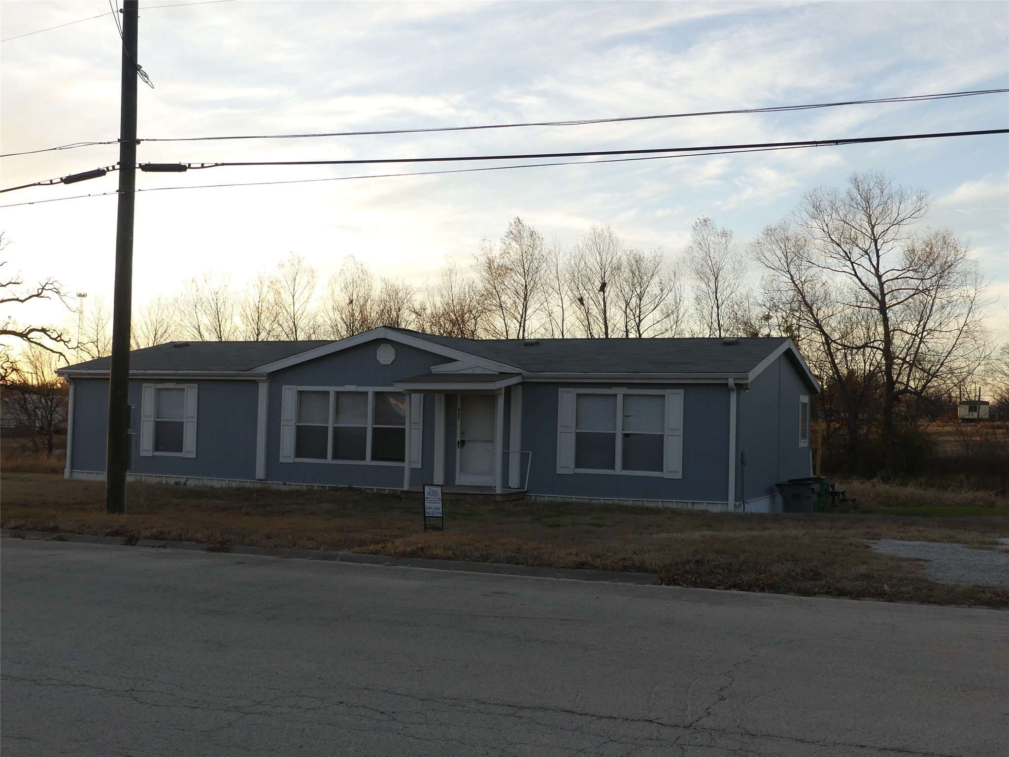 Property photo 01 of 422 Hutchinson Street, Bowie, TX 76230 | MLS #21125132