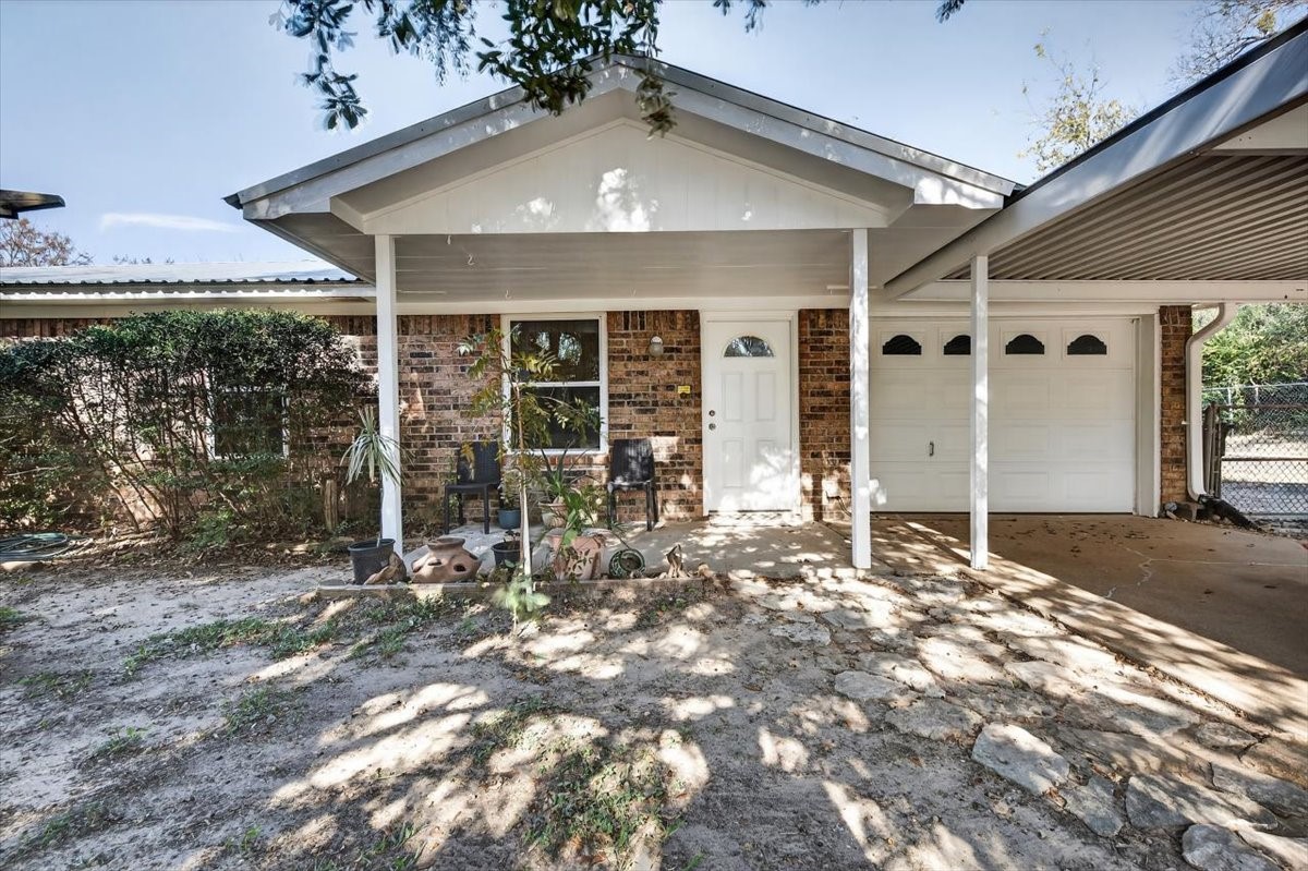 Property photo 01 of 1706 Hitching Post Road, Granbury, TX 76049 | MLS #21131002