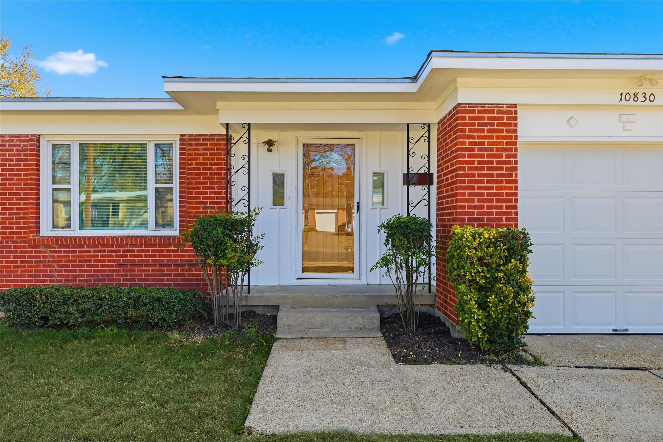 Property photo 02 of 10830 Cotillion Drive, Dallas, TX 75228 | MLS #21131096