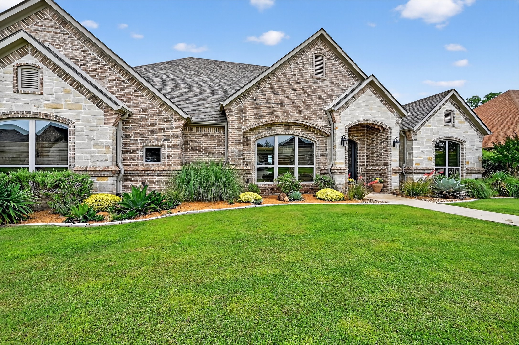 Property photo 02 of 2427 Remuda Drive, Sherman, TX 75092 | MLS #21133668