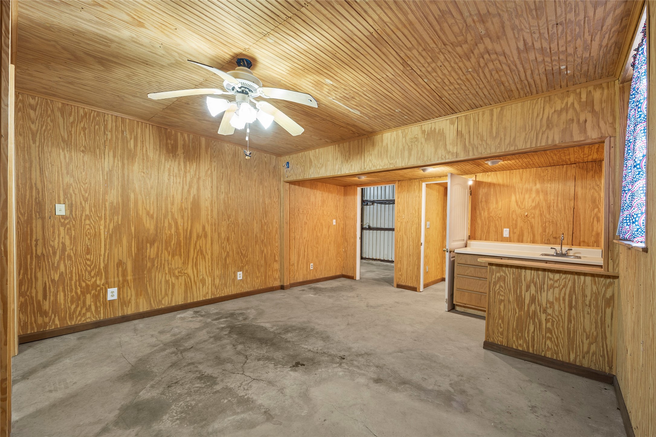 715 E 10TH Street, Kemp, TX, 75143