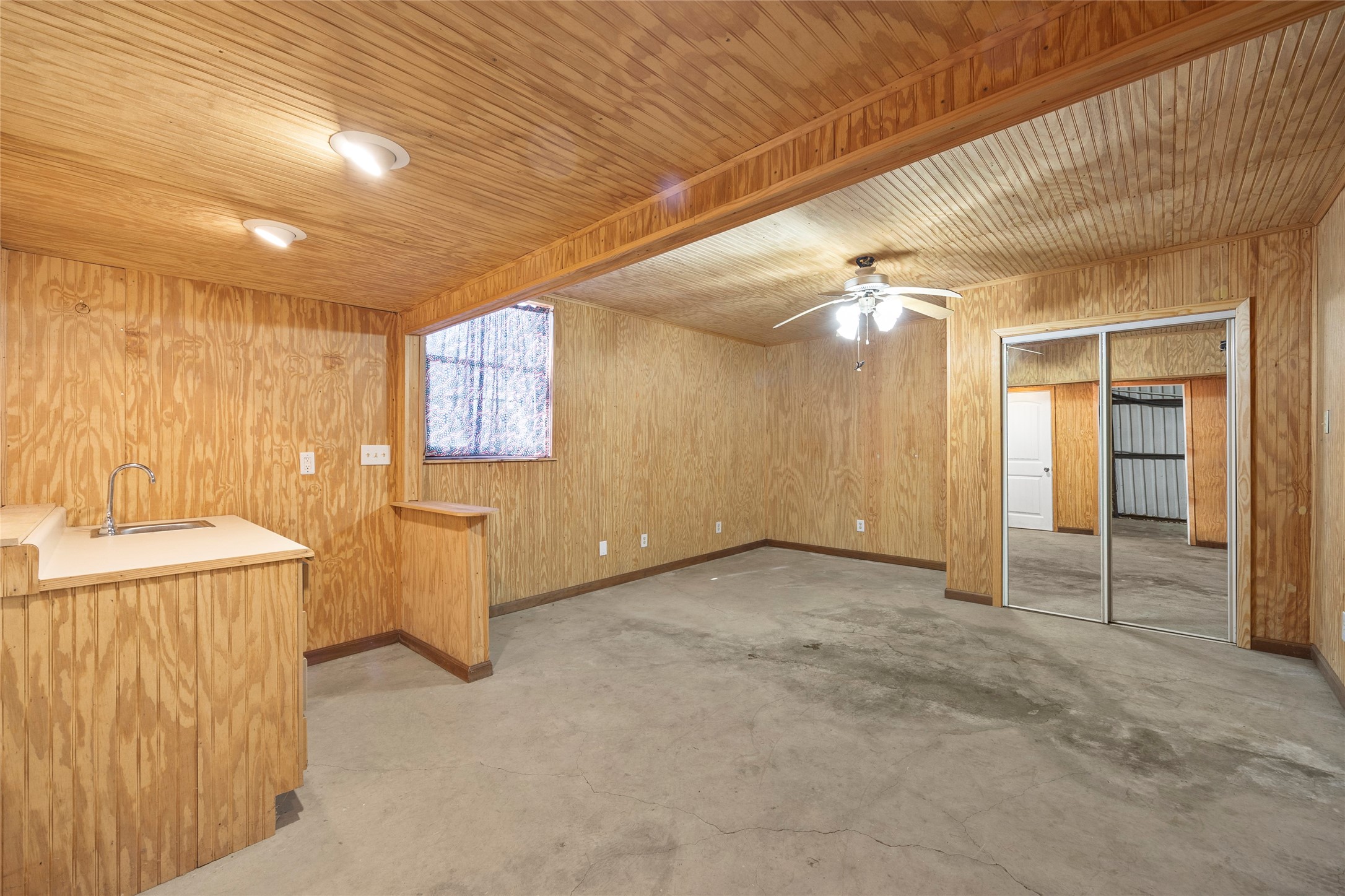 715 E 10TH Street, Kemp, TX, 75143