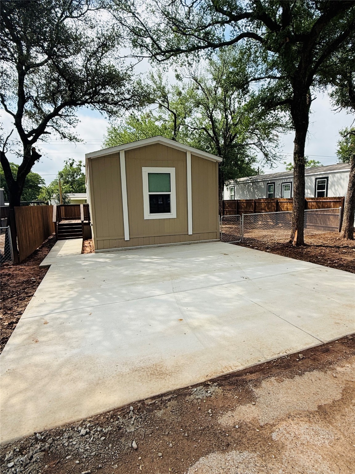 Property photo 02 of 3003 Elmwood Drive, Granbury, TX 76048 | MLS #21137120