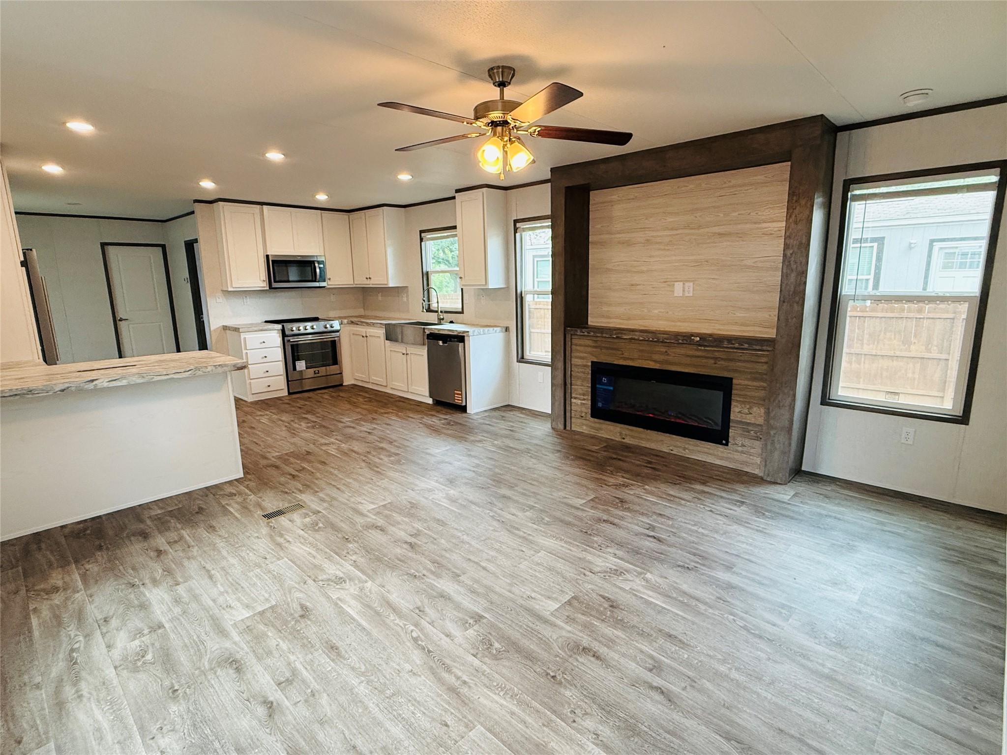 Property photo 04 of 3003 Elmwood Drive, Granbury, TX 76048 | MLS #21137120