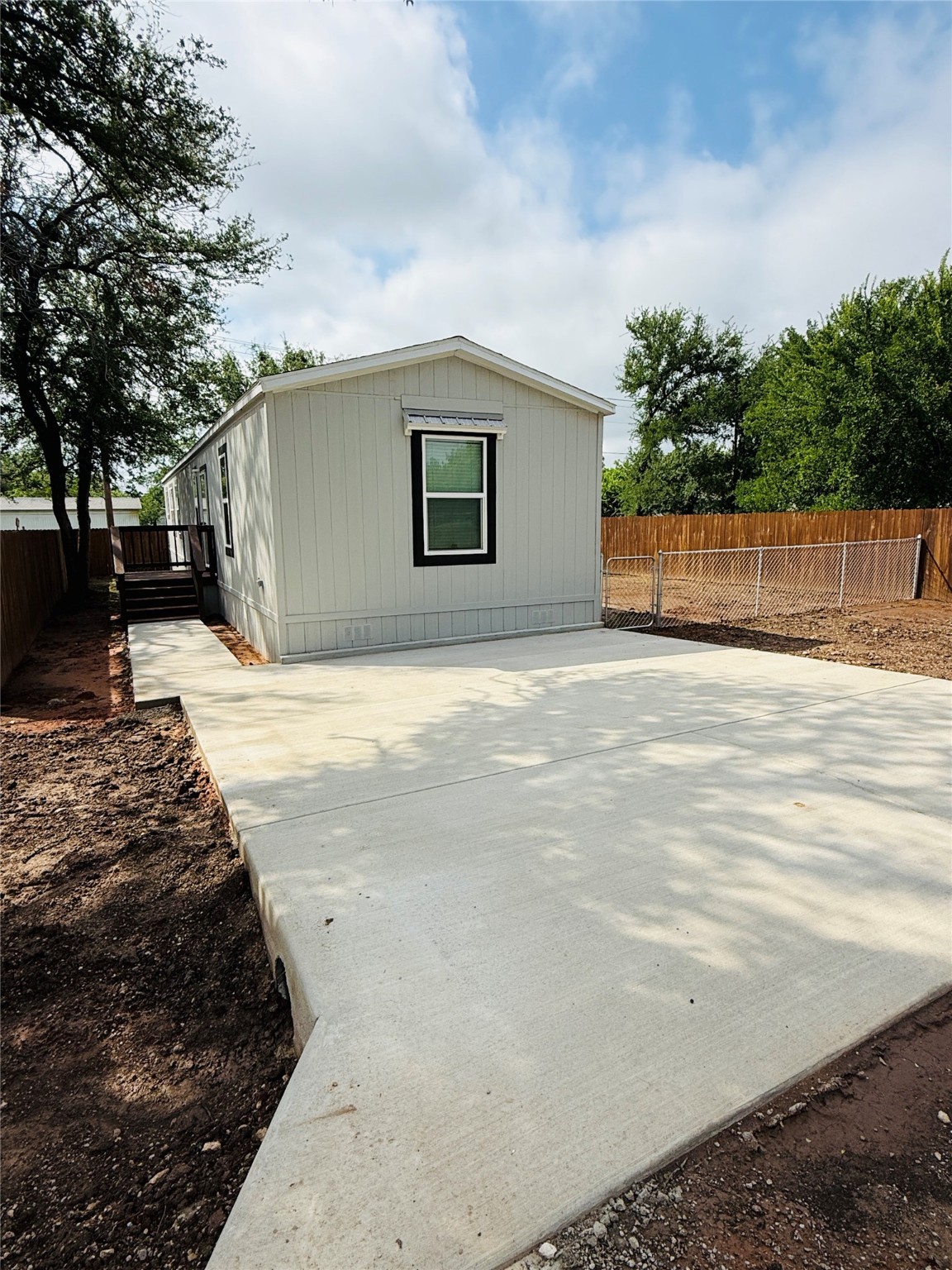 Property photo 02 of 3005 Elmwood Drive, Granbury, TX 76048 | MLS #21137122