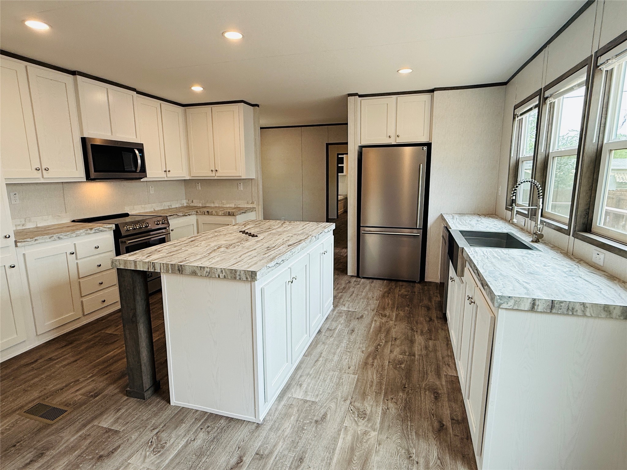 Property photo 04 of 3005 Elmwood Drive, Granbury, TX 76048 | MLS #21137122