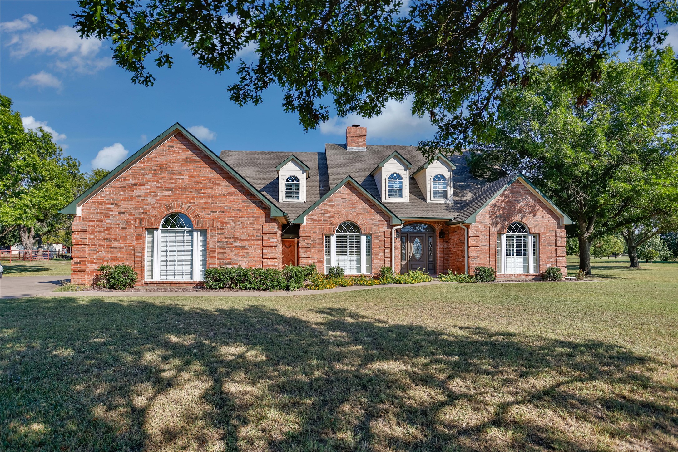 Property photo 02 of 476 County Road 260, Gainesville, TX 76240 | MLS #21141259