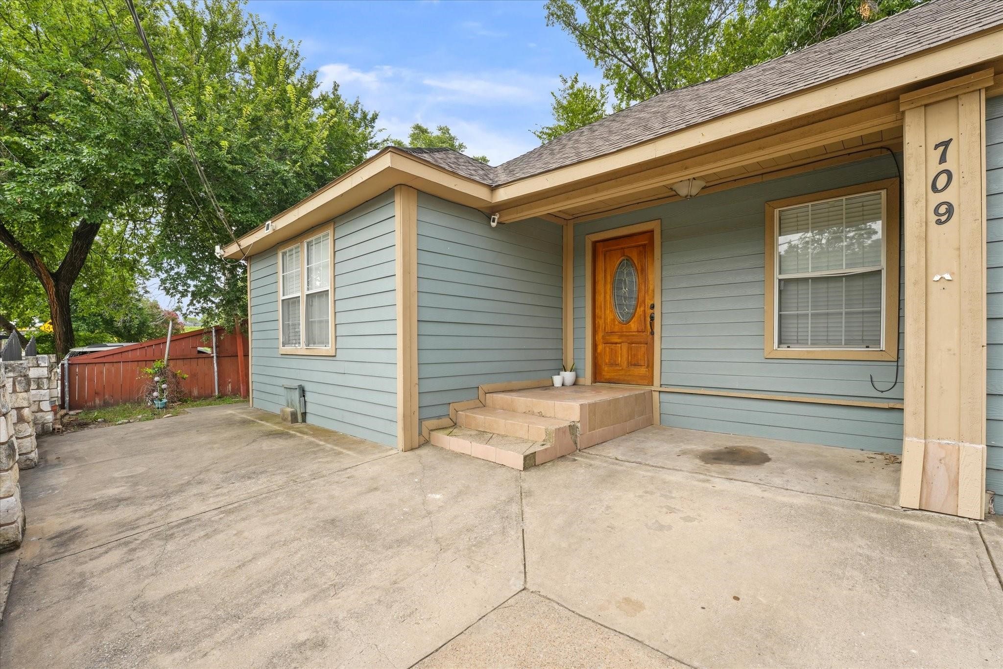 Property photo 01 of 709 S Munger Boulevard, Dallas, TX 75223 | MLS #21141403