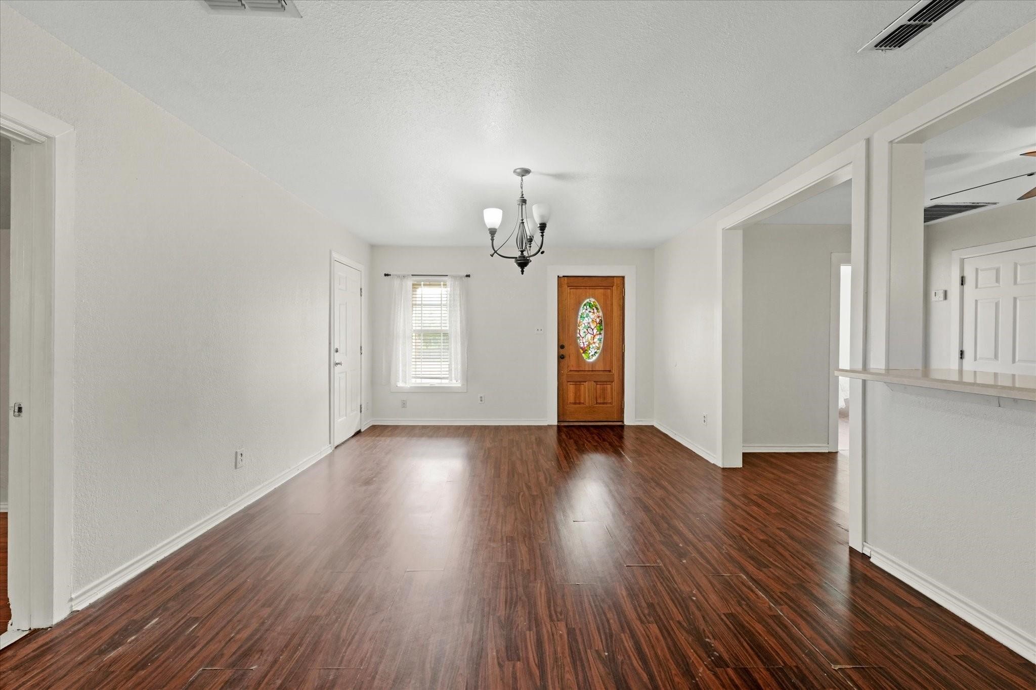 Property photo 03 of 709 S Munger Boulevard, Dallas, TX 75223 | MLS #21141403