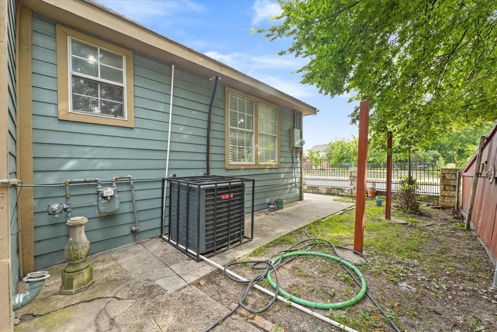Property photo 04 of 709 S Munger Boulevard, Dallas, TX 75223 | MLS #21141403