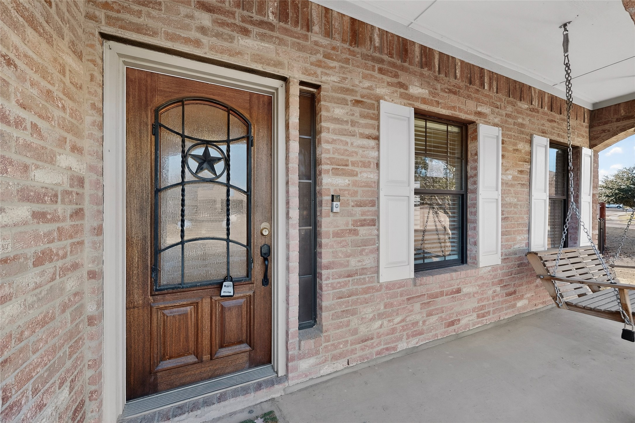 Property photo 03 of 3010 Greenway Drive, Burleson, TX 76028 | MLS #21141887
