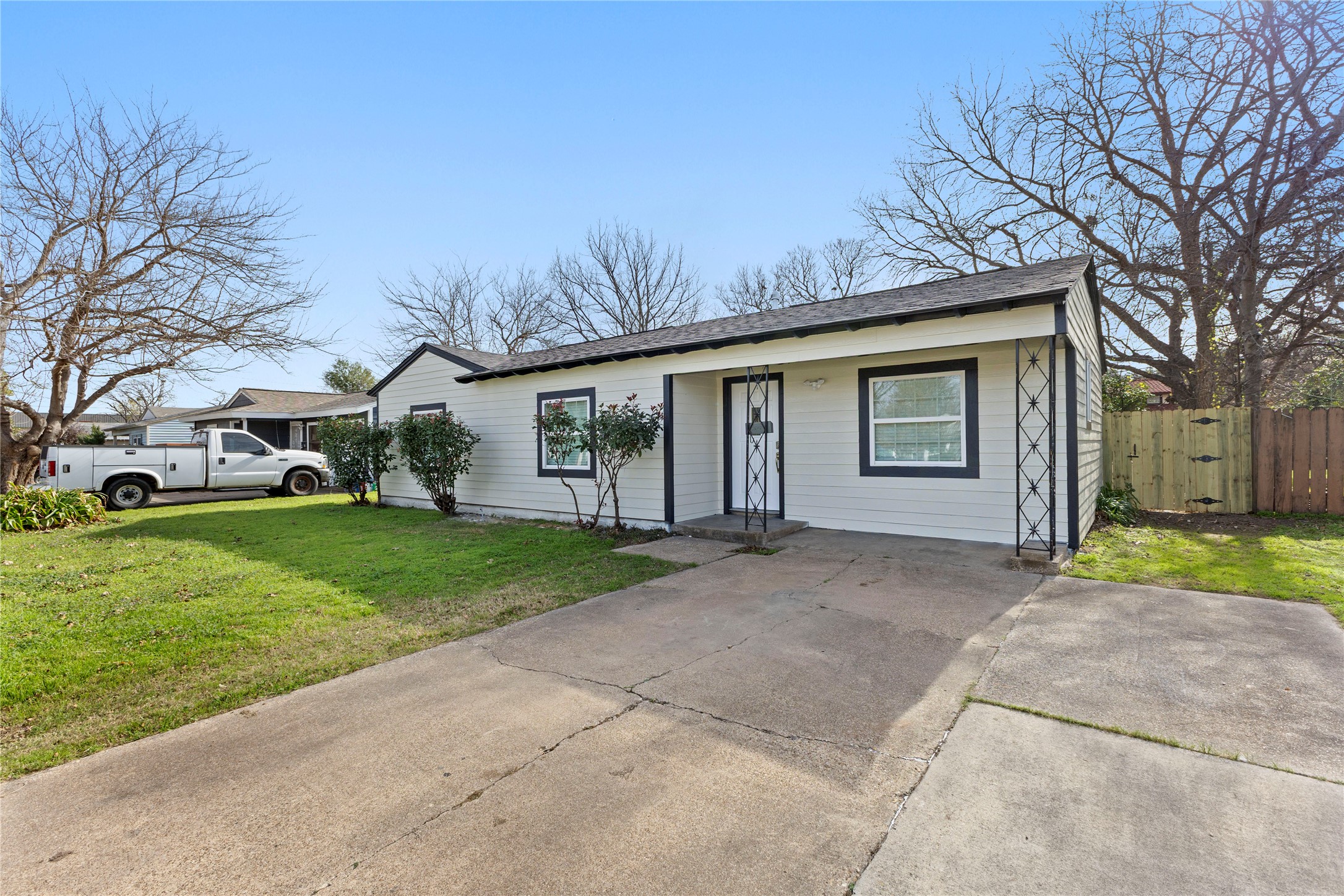 Property photo 02 of 2502 Helmet Street, Irving, TX 75060 | MLS #21141986