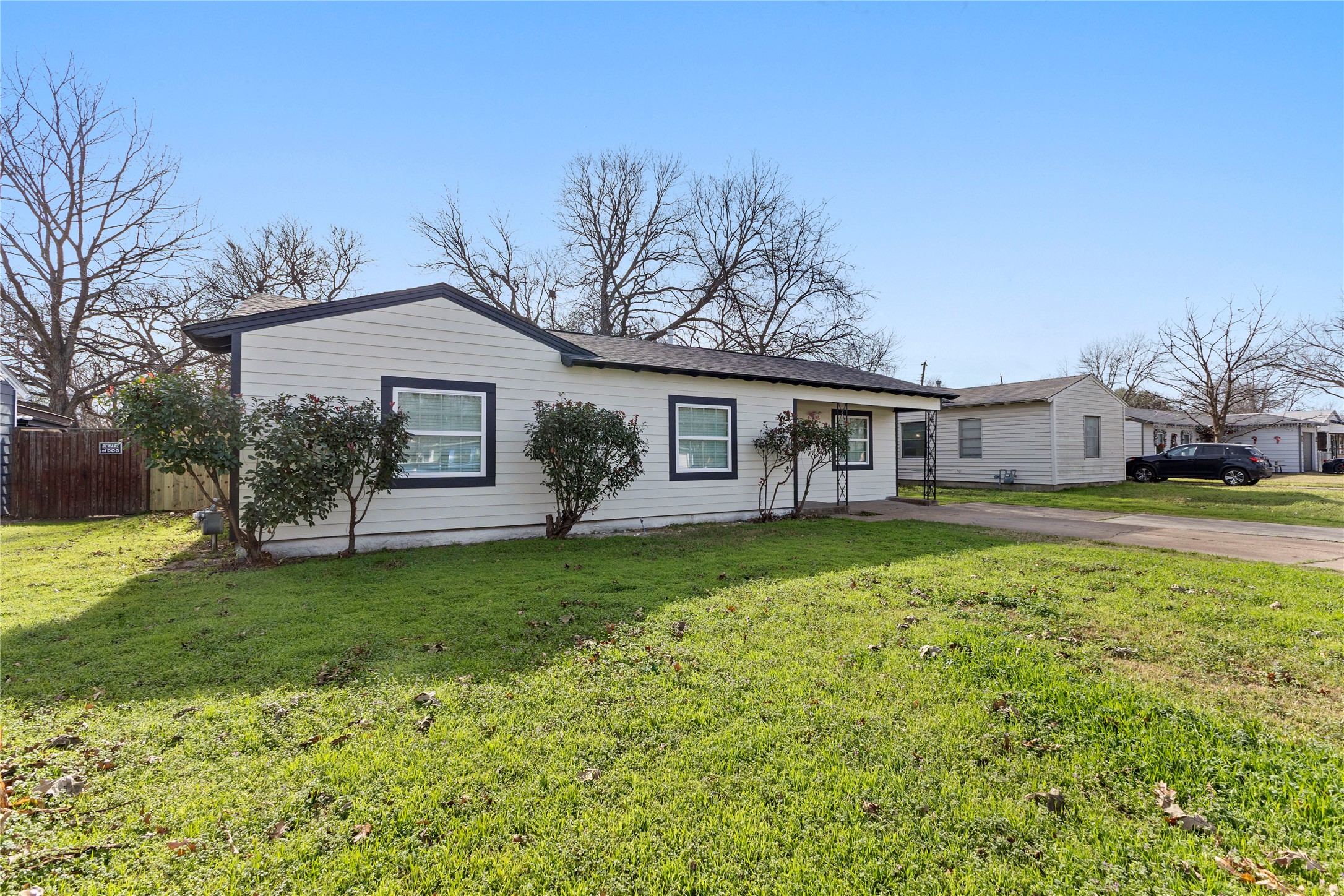 Property photo 03 of 2502 Helmet Street, Irving, TX 75060 | MLS #21141986