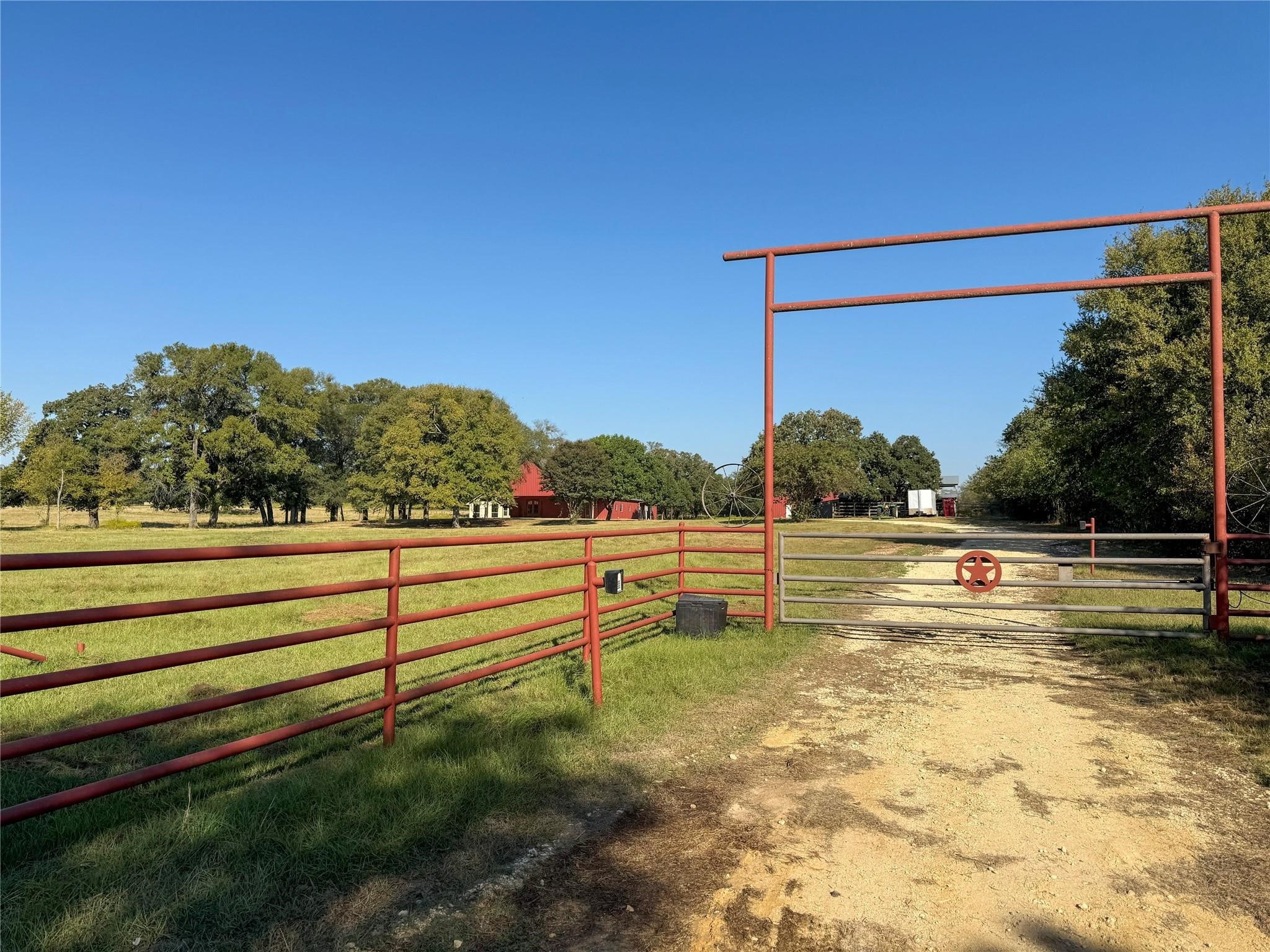 Property photo 02 of 423 HCR 1439, Covington, TX 76636 | MLS #21144324
