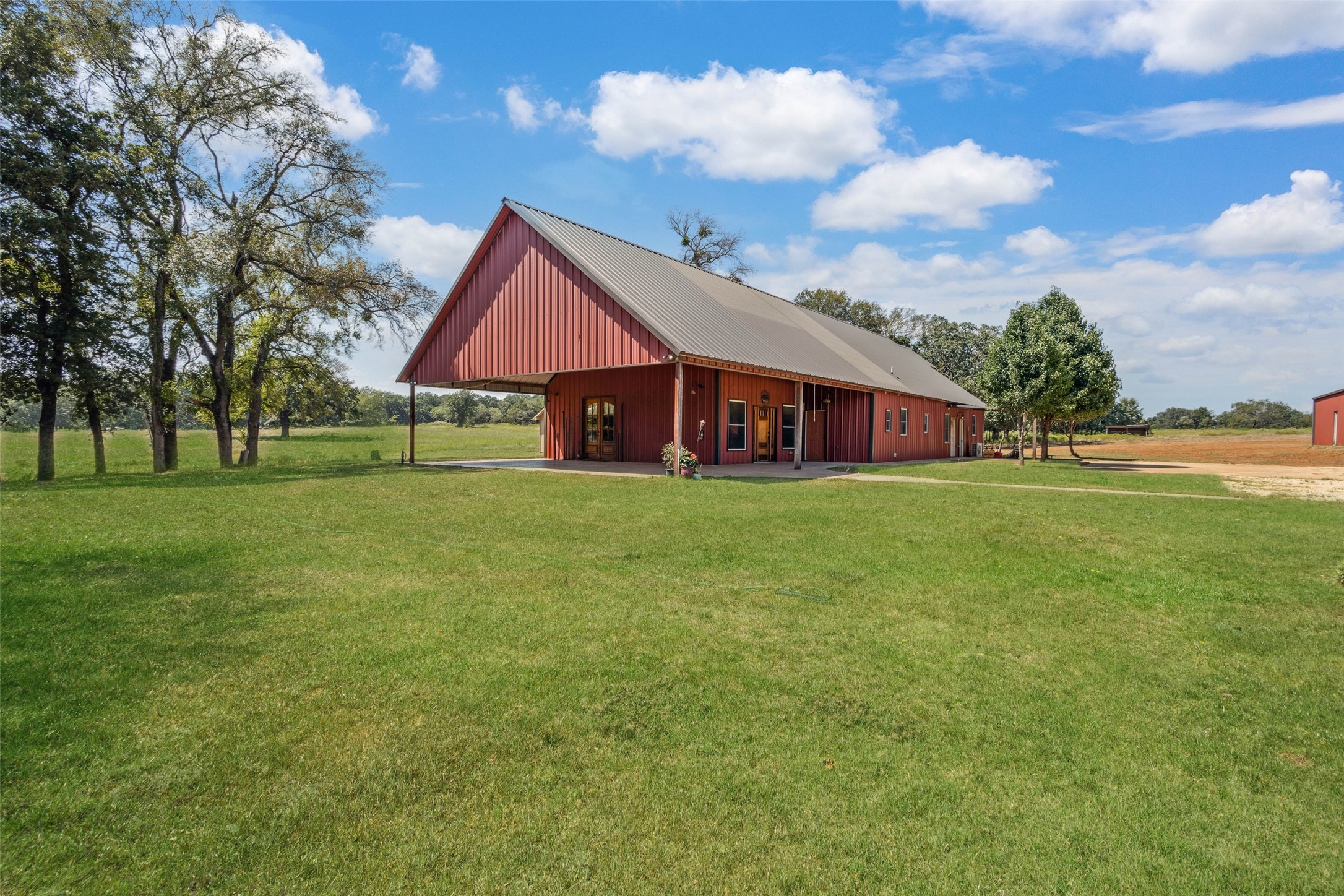 Property photo 03 of 423 HCR 1439, Covington, TX 76636 | MLS #21144324