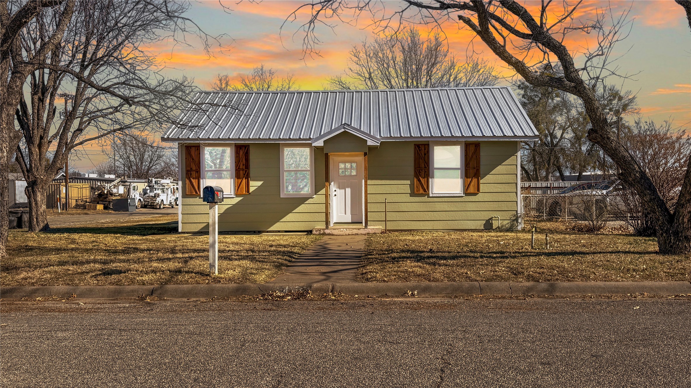 Property photo 01 of 415 Colorado Avenue, Graham, TX 76450 | MLS #21146420