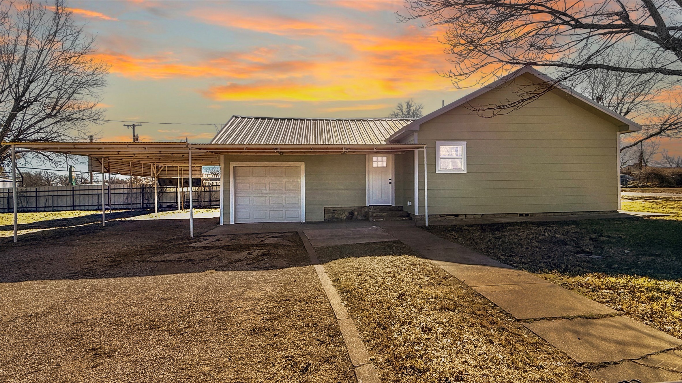 Property photo 02 of 415 Colorado Avenue, Graham, TX 76450 | MLS #21146420
