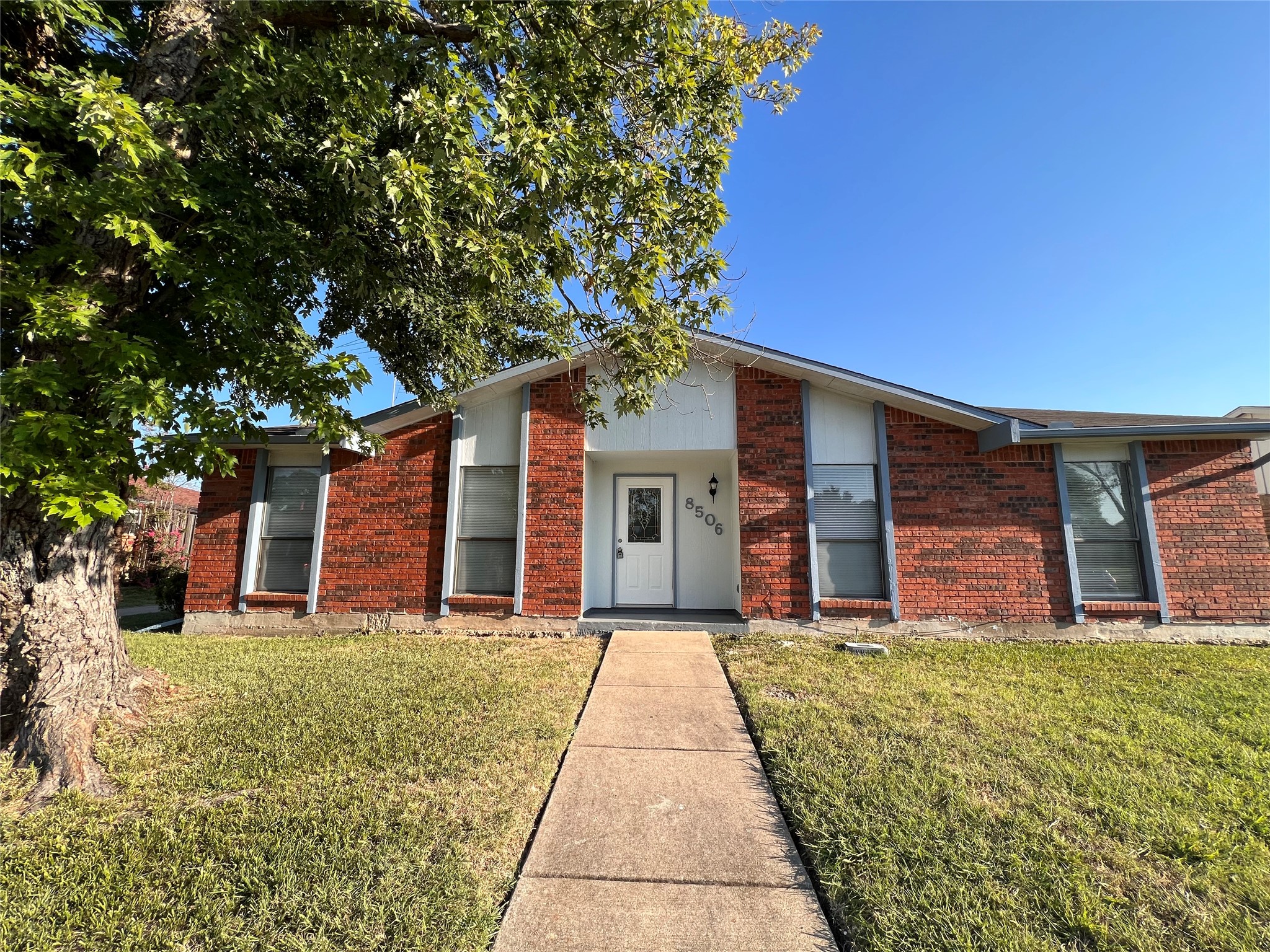 Property photo 04 of 8506 Woodside Road, Rowlett, TX 75088 | MLS #21149796
