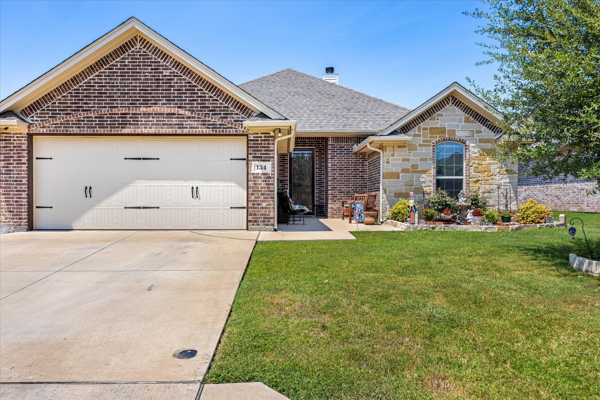 Property photo 02 of 134 Donna Circle, Granbury, TX 76049 | MLS #21151346