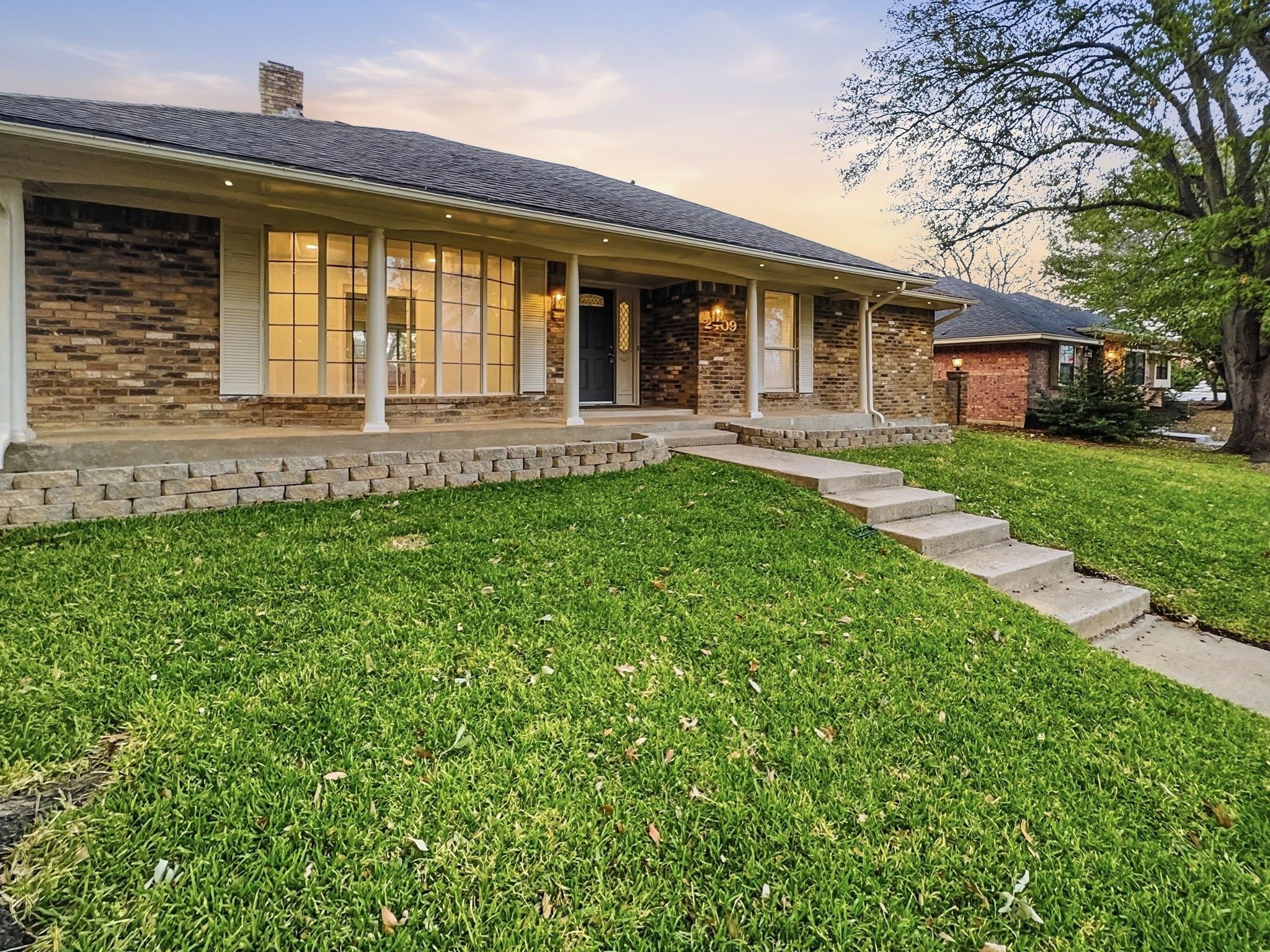 Property photo 03 of 2409 Castle Street, Irving, TX 75038 | MLS #21154731