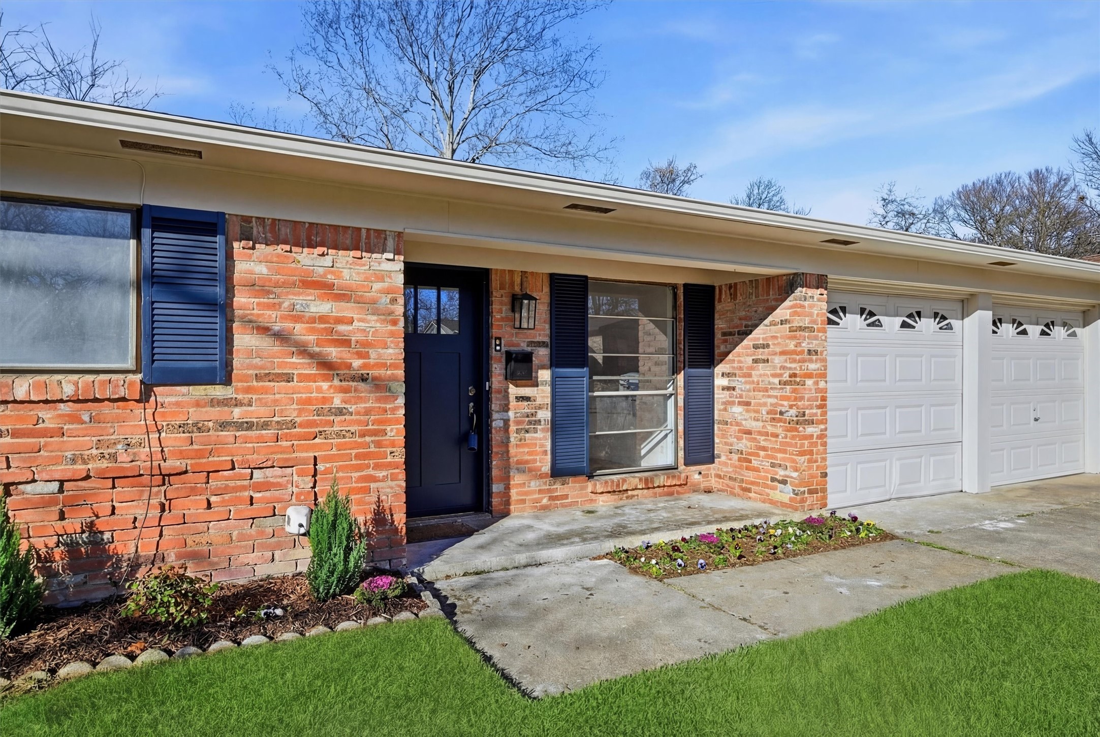 Property photo 02 of 105 N Wood Avenue, Denison, TX 75020 | MLS #21154997