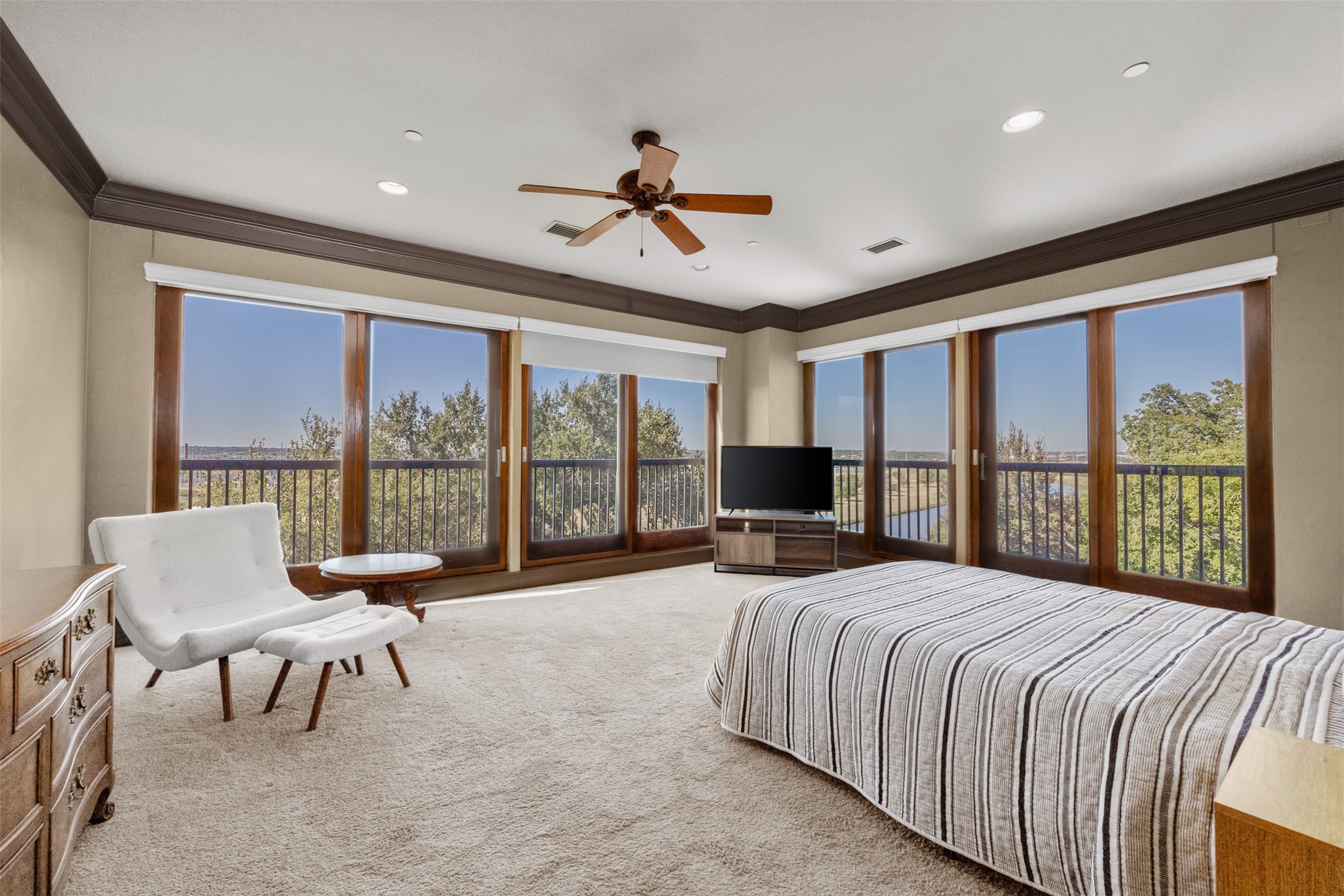 Property photo 01 of 501 Samuels Avenue UNIT 230 Fort, Worth, TX 76102 | MLS #21155399