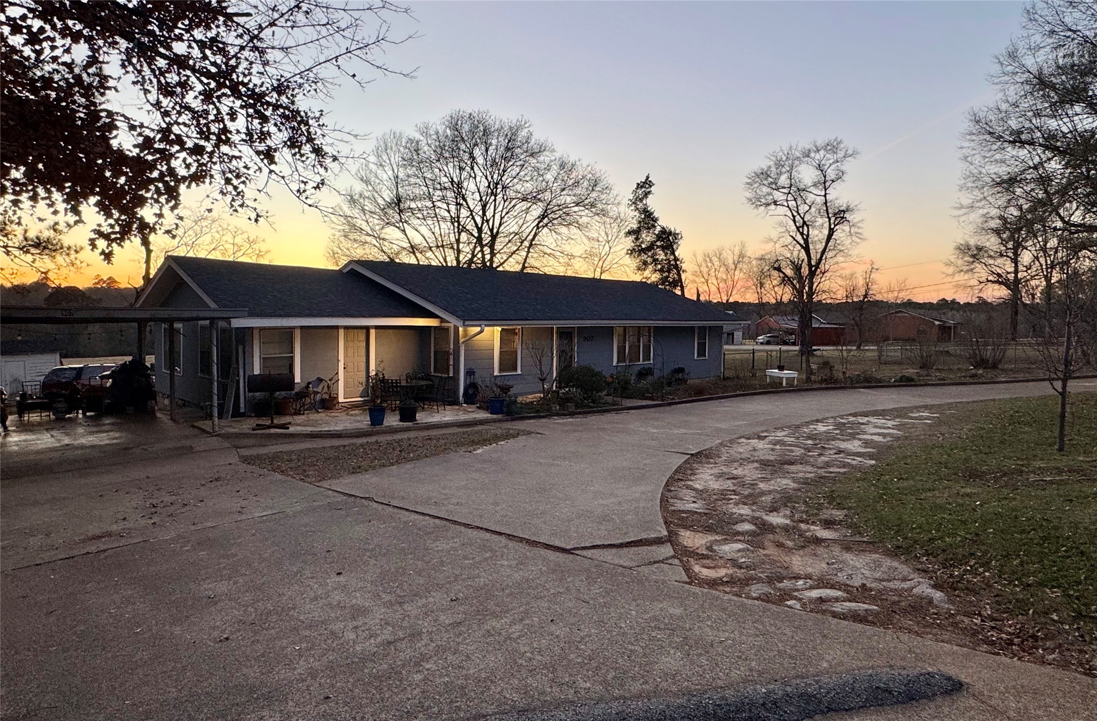 Property photo 01 of 907 W Fordall Street, Henderson, TX 75652 | MLS #21158691