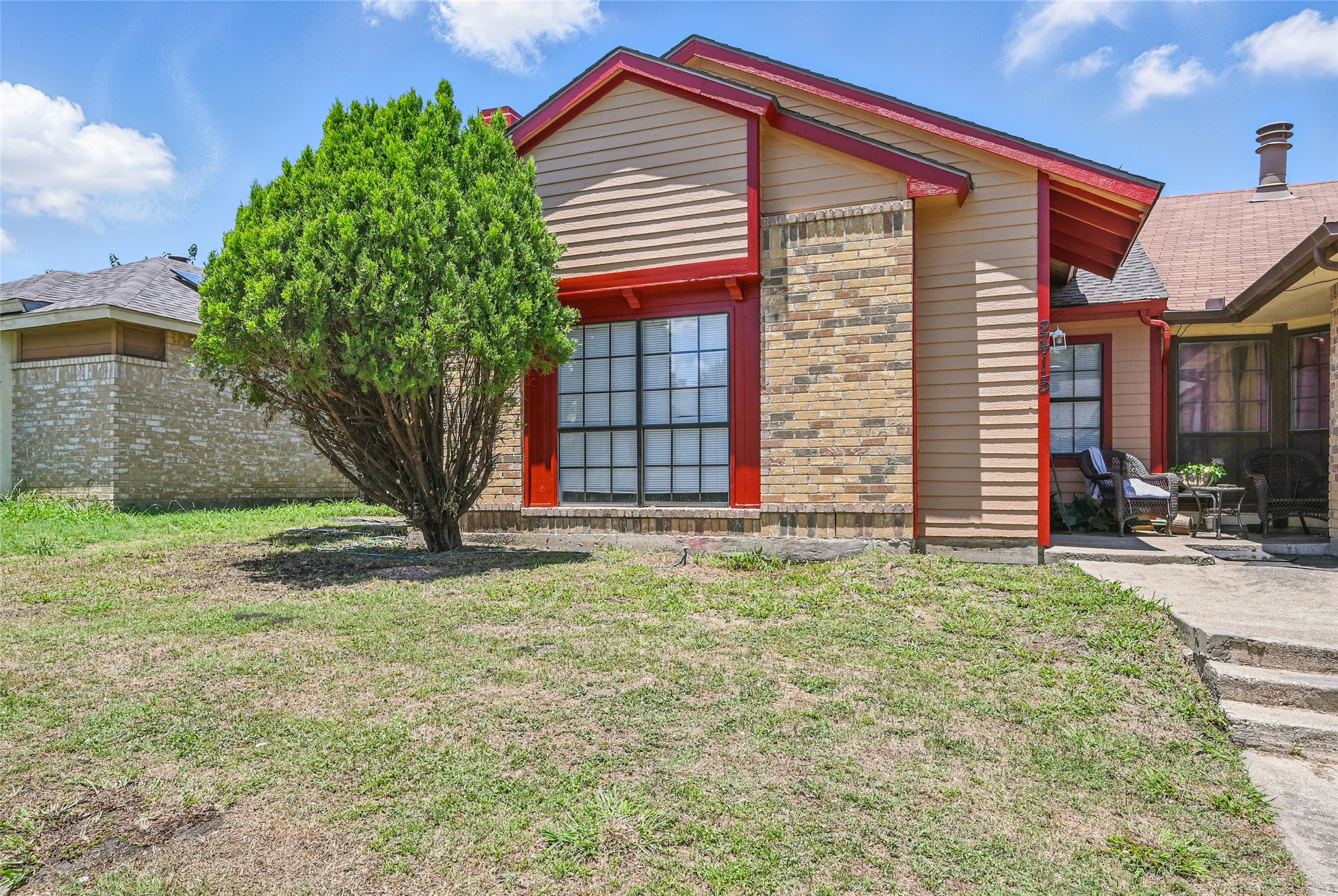 Property photo 01 of 2415 Sunflower Drive, Arlington, TX 76014 | MLS #21159949