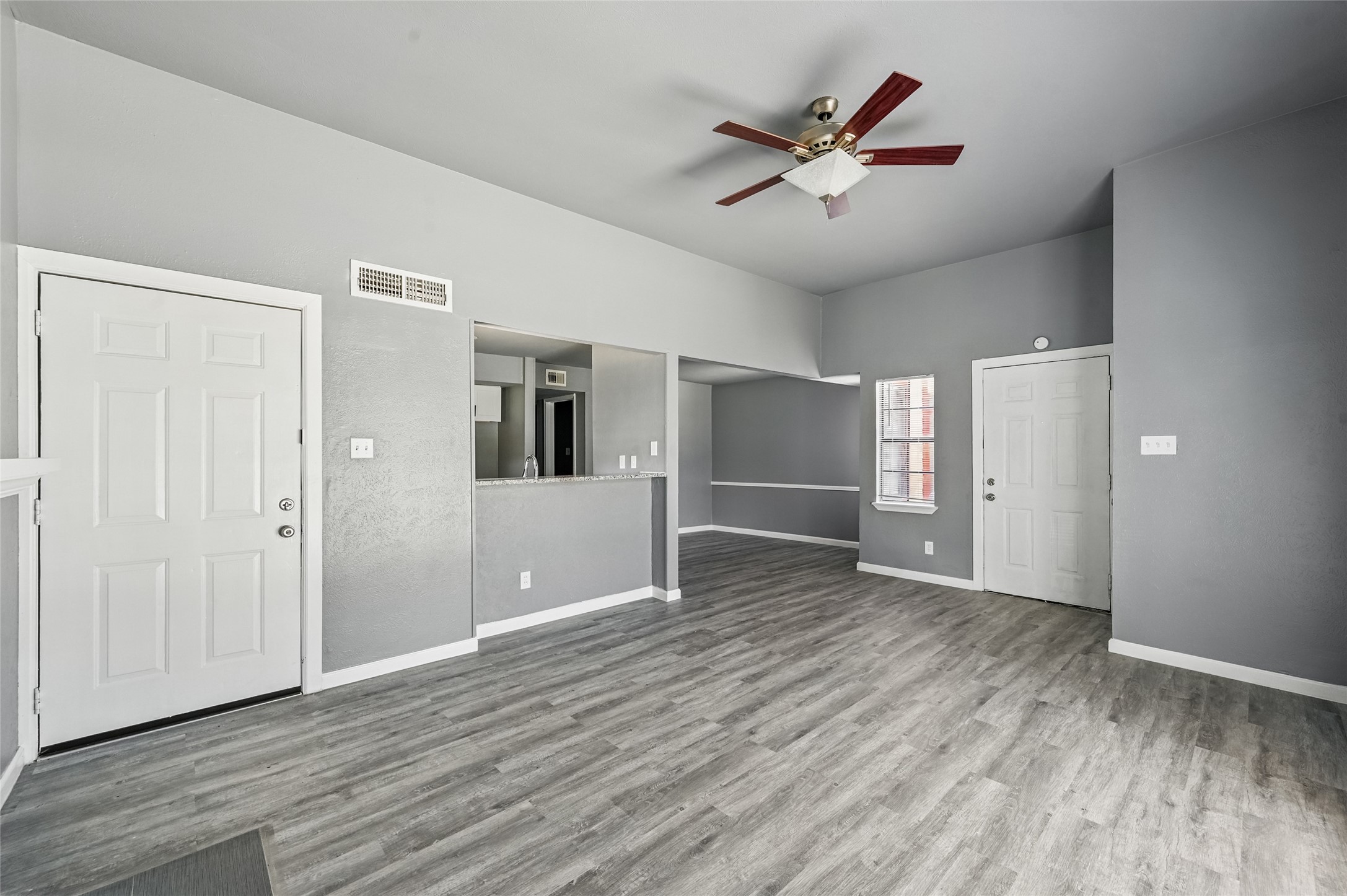 Property photo 02 of 2415 Sunflower Drive, Arlington, TX 76014 | MLS #21159949