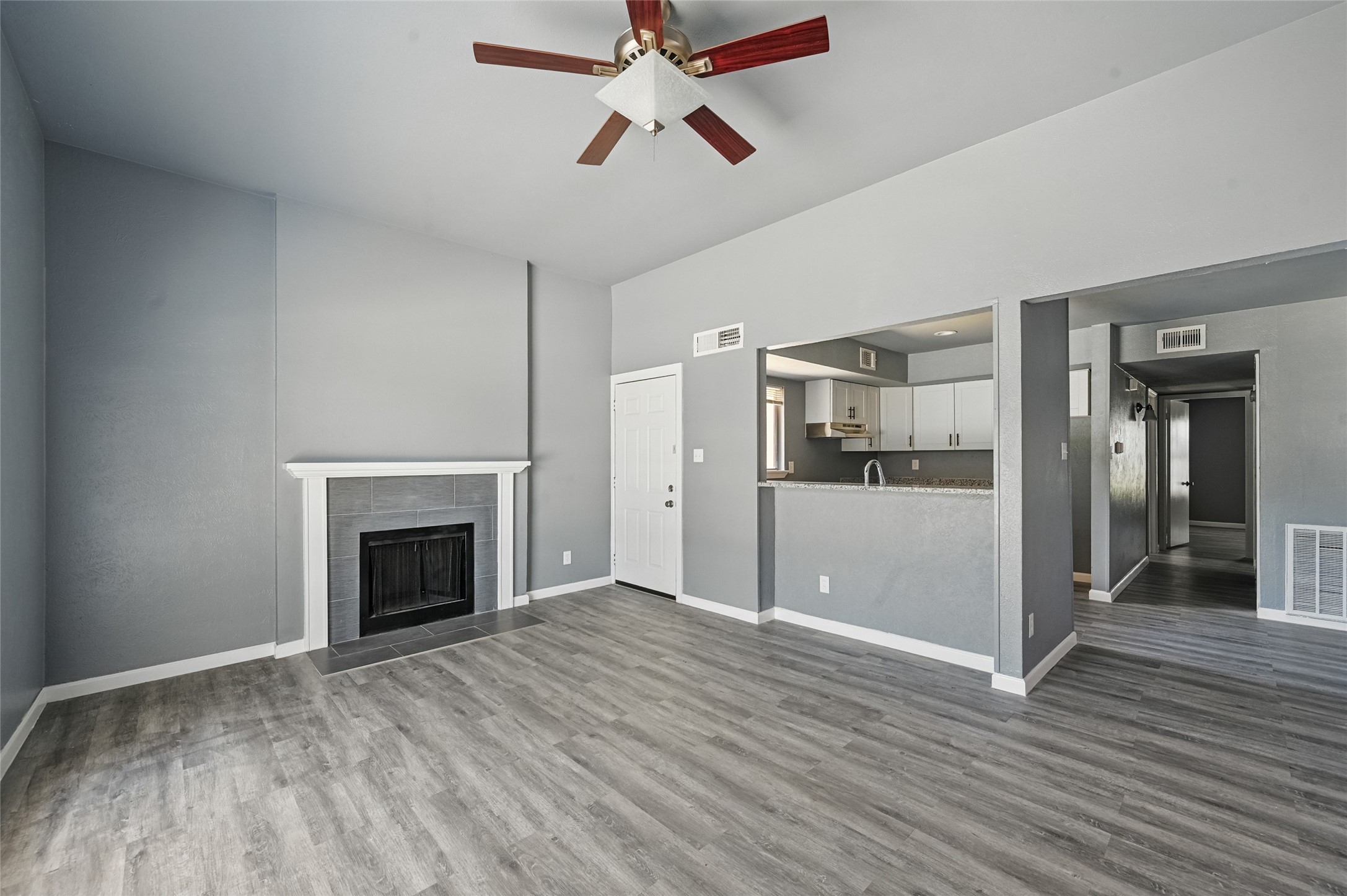 Property photo 03 of 2415 Sunflower Drive, Arlington, TX 76014 | MLS #21159949