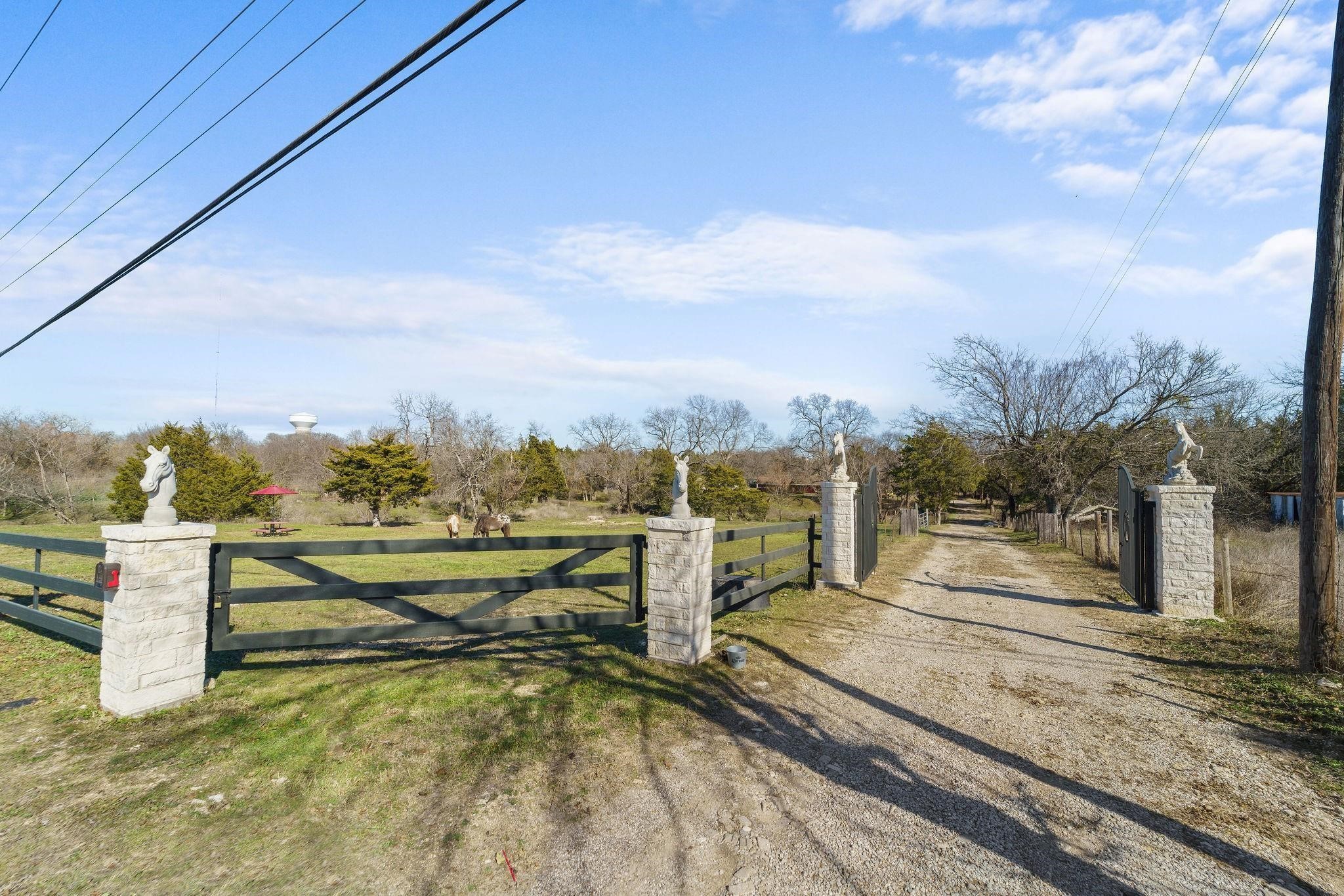 Property photo 03 of 1006 S Clark Road, Cedar Hill, TX 75104 | MLS #21162972
