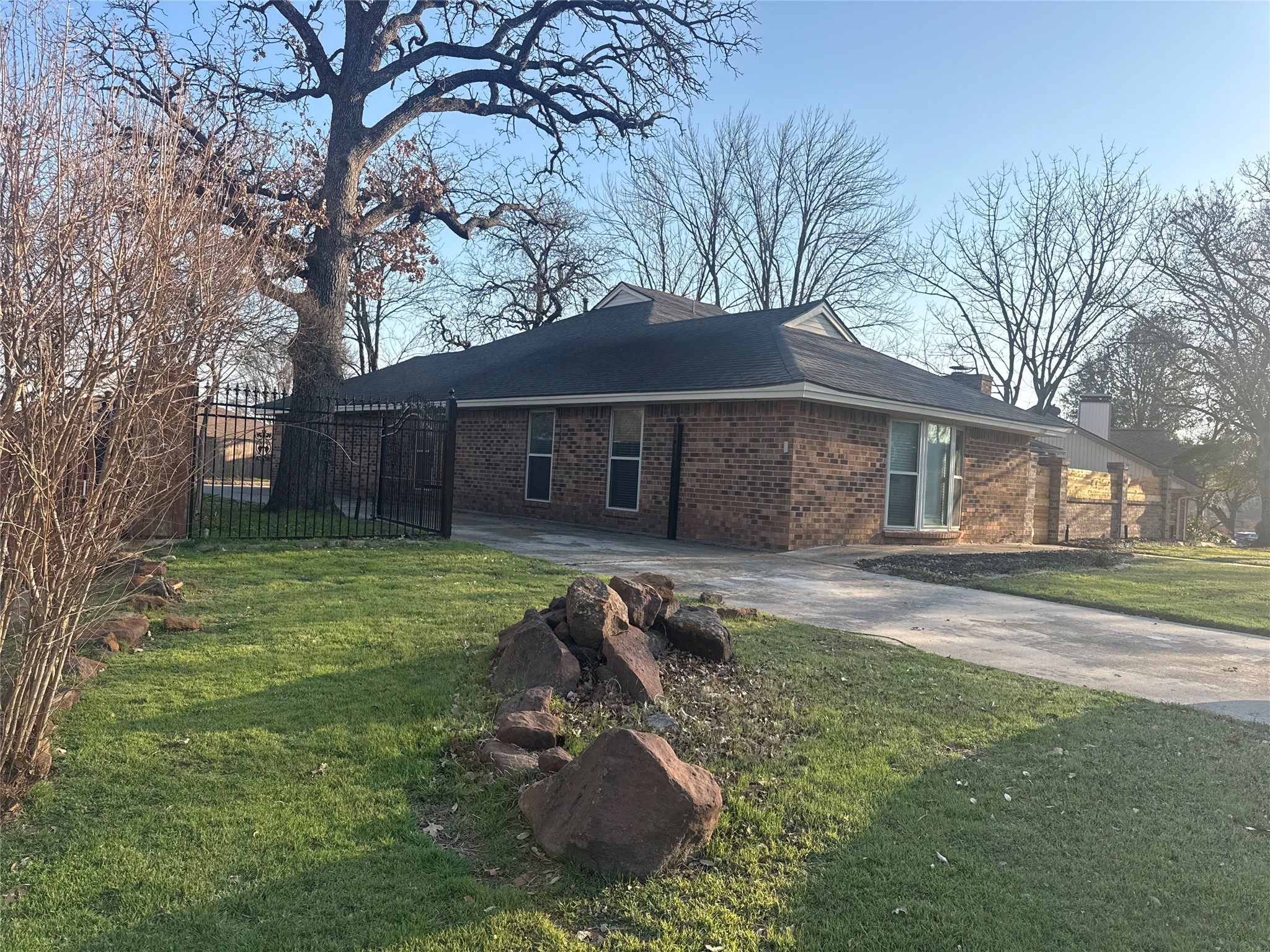 Property photo 04 of 2109 Oakmeadow Street, Bedford, TX 76021 | MLS #21163194