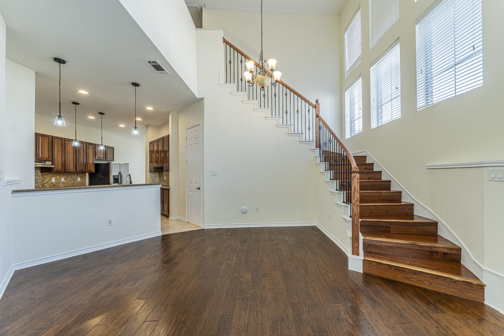 Property photo 04 of 2202 Shady Vista, Richardson, TX 75080 | MLS #21167740
