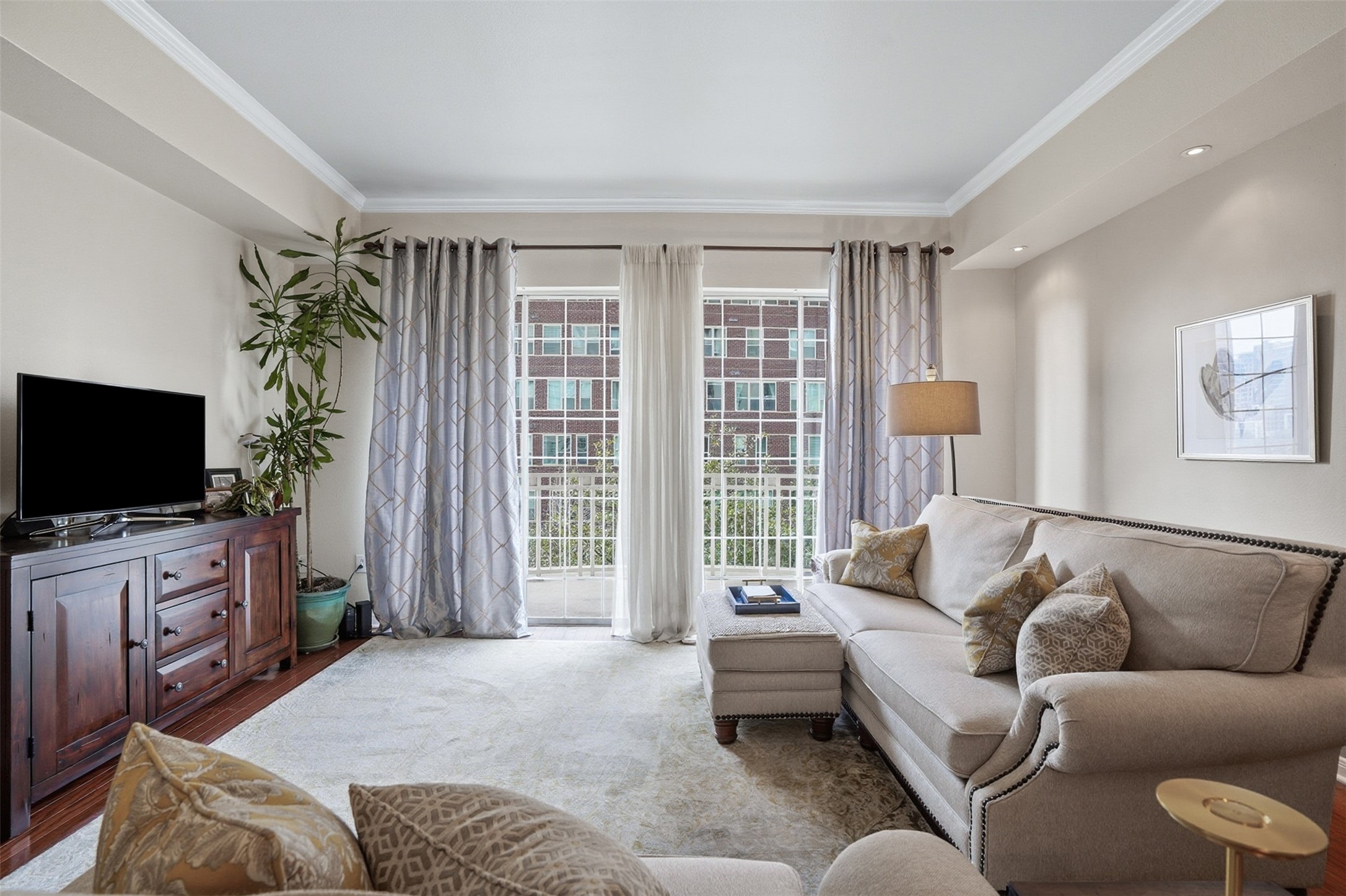 Property photo 02 of 3225 Turtle Creek Boulevard UNIT 318, Dallas, TX 75219 | MLS #21167949
