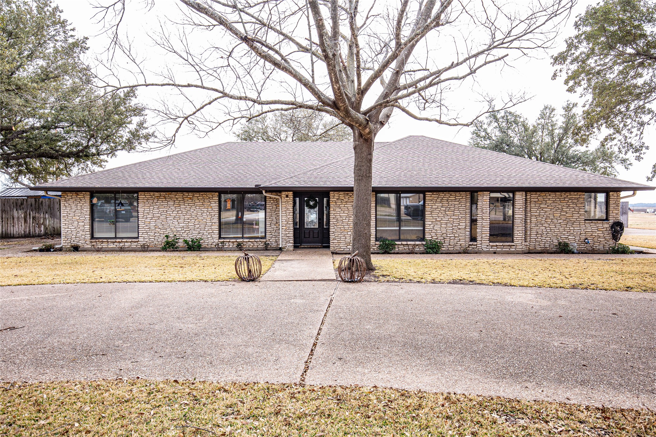 Property photo 01 of 735 Willow Grove Road, Woodway, TX 76712 | MLS #21177218