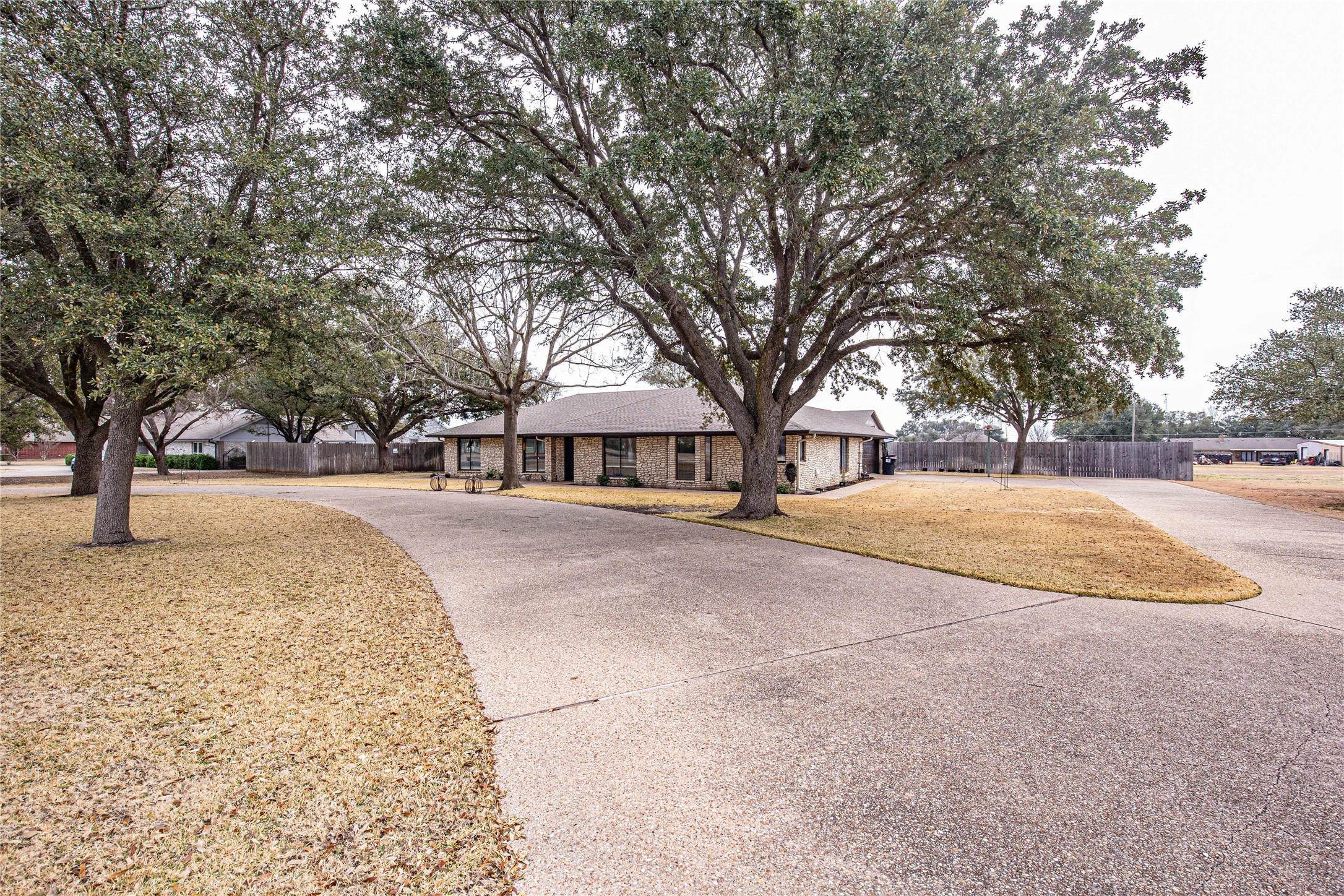 Property photo 02 of 735 Willow Grove Road, Woodway, TX 76712 | MLS #21177218