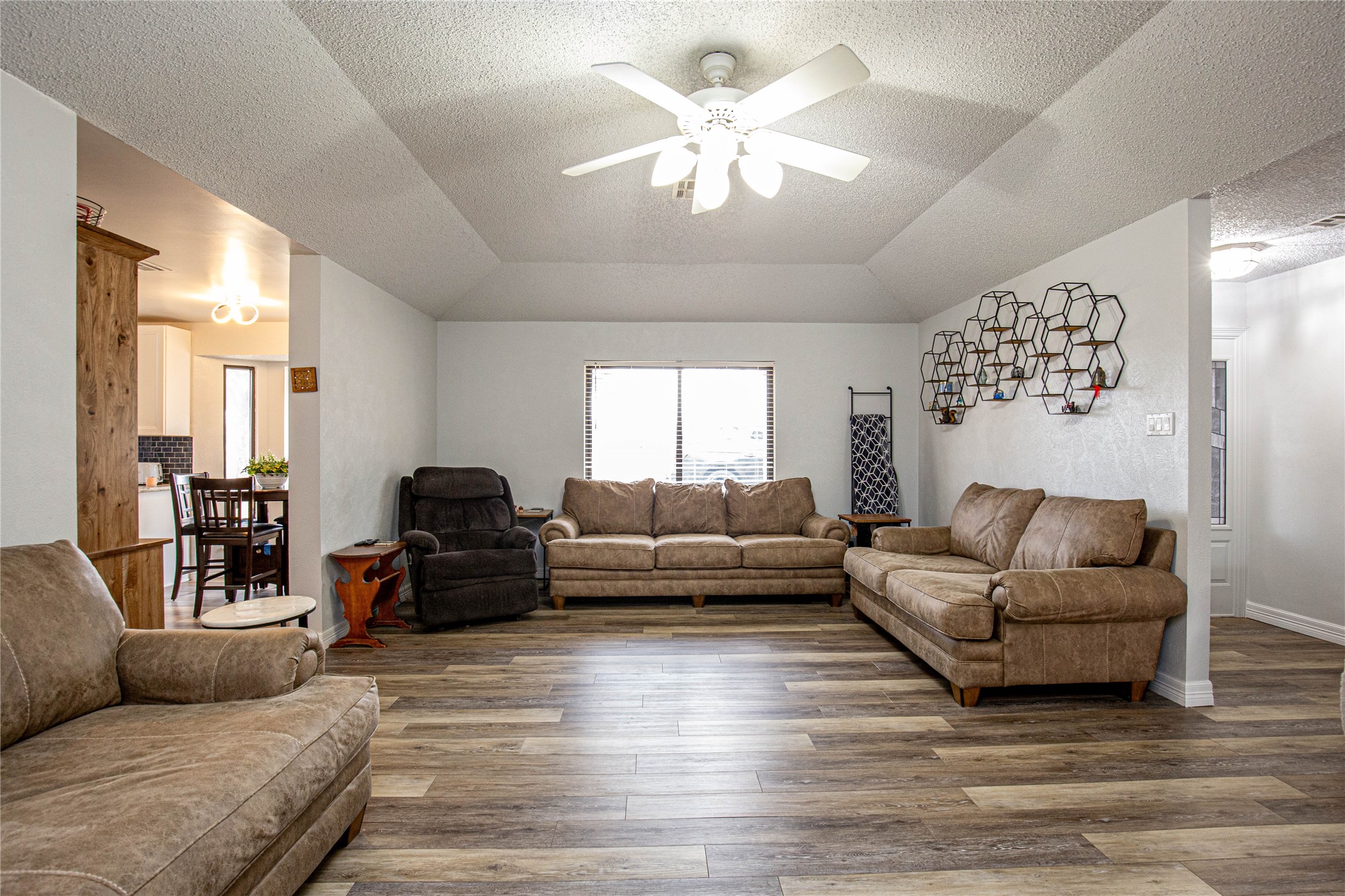 Property photo 04 of 735 Willow Grove Road, Woodway, TX 76712 | MLS #21177218