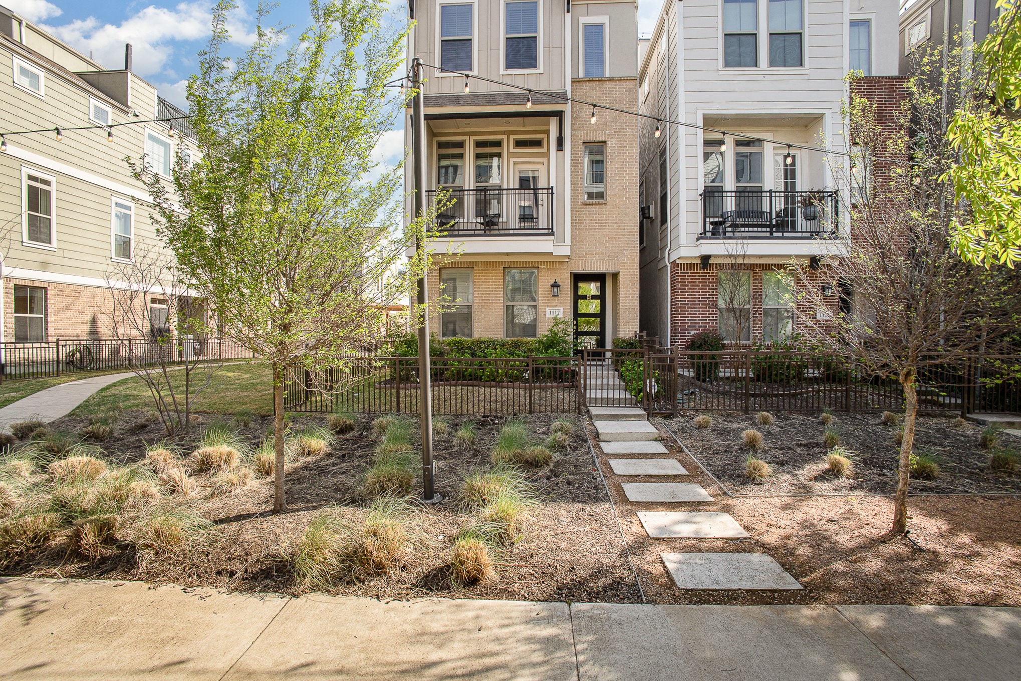 Property photo 03 of 1117 Tea Olive Lane, Dallas, TX 75212 | MLS #21177804