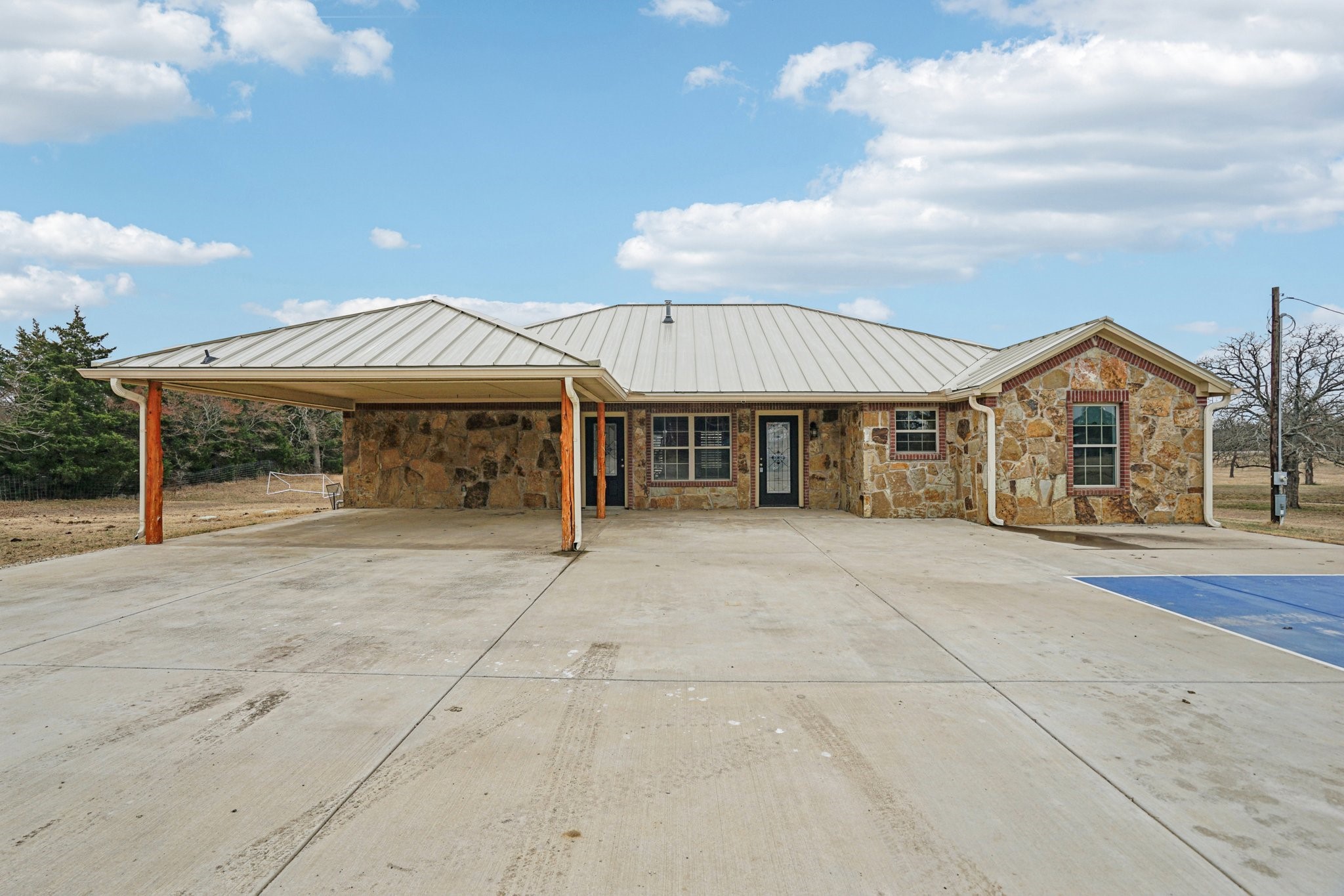Property photo 01 of 718 County Road 232, Collinsville, TX 76233 | MLS #21179094