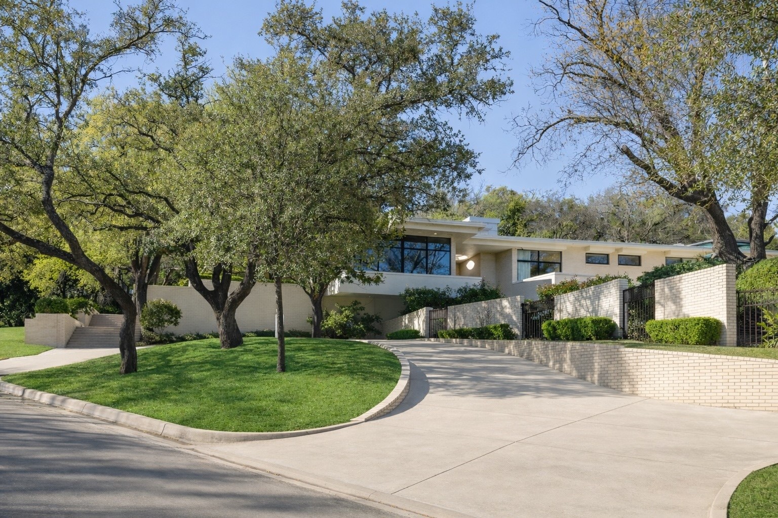 Property photo 01 of 2100 Indian Creek Drive Westover, Hills, TX 76107 | MLS #21181363