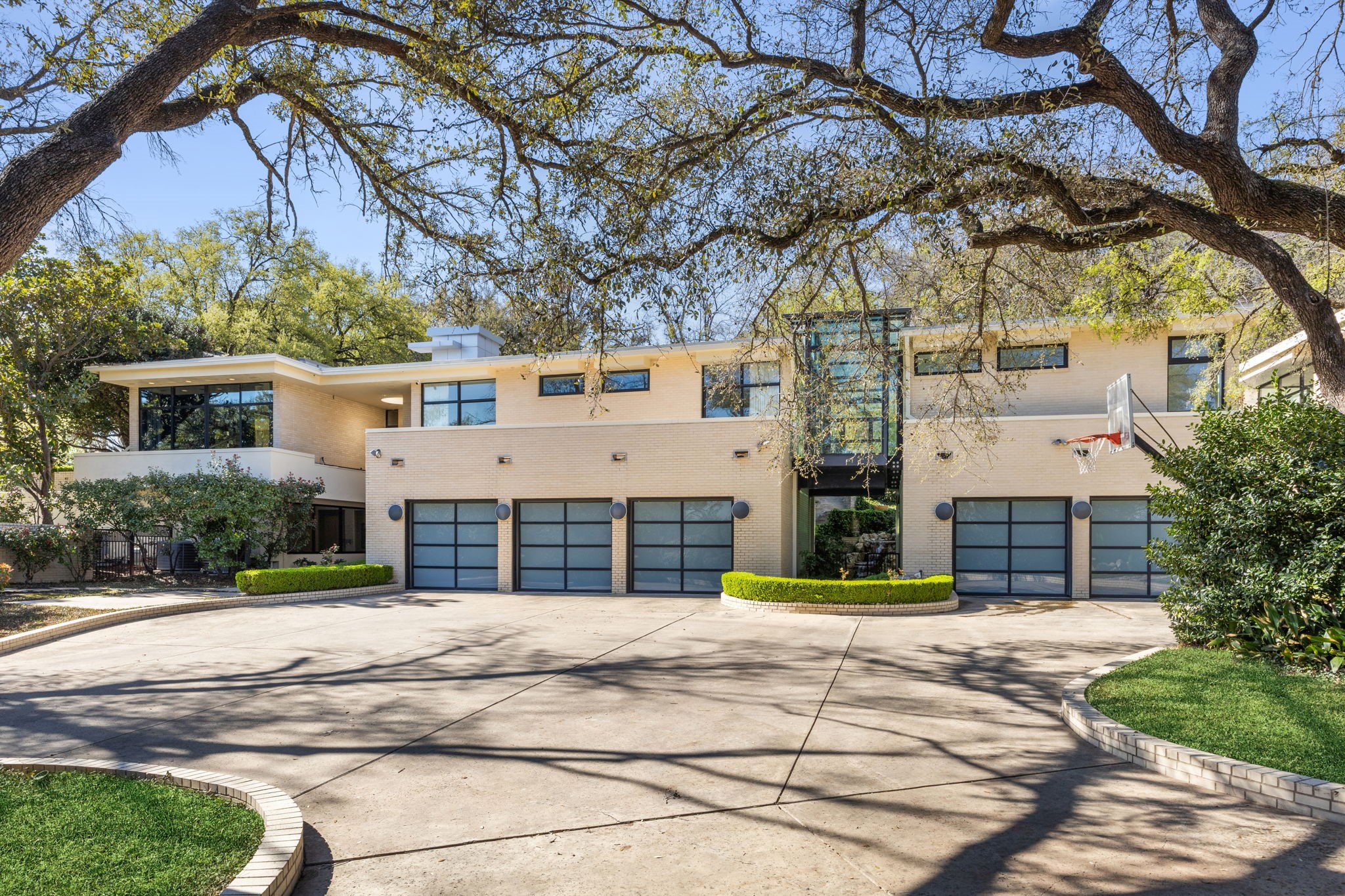 Property photo 02 of 2100 Indian Creek Drive Westover, Hills, TX 76107 | MLS #21181363