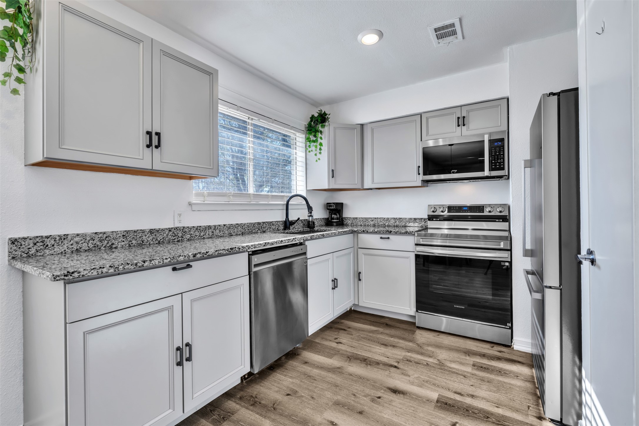 529 Ann Lois Lane, Burleson, TX, 76028